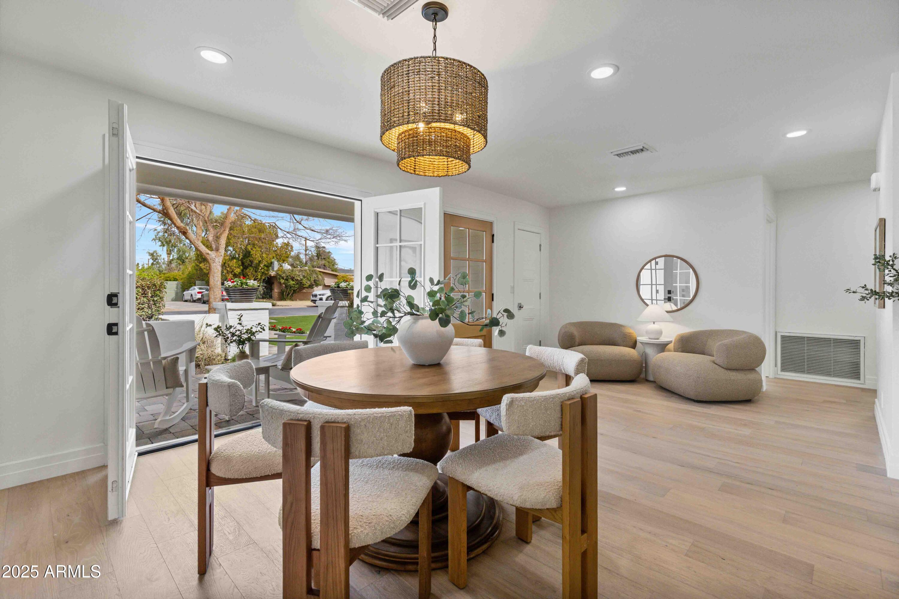 4131 E MINNEZONA Avenue