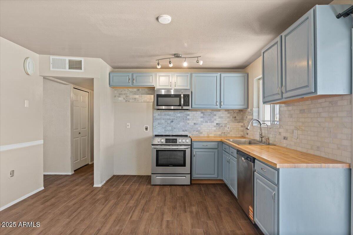 3117 W CORRINE Drive