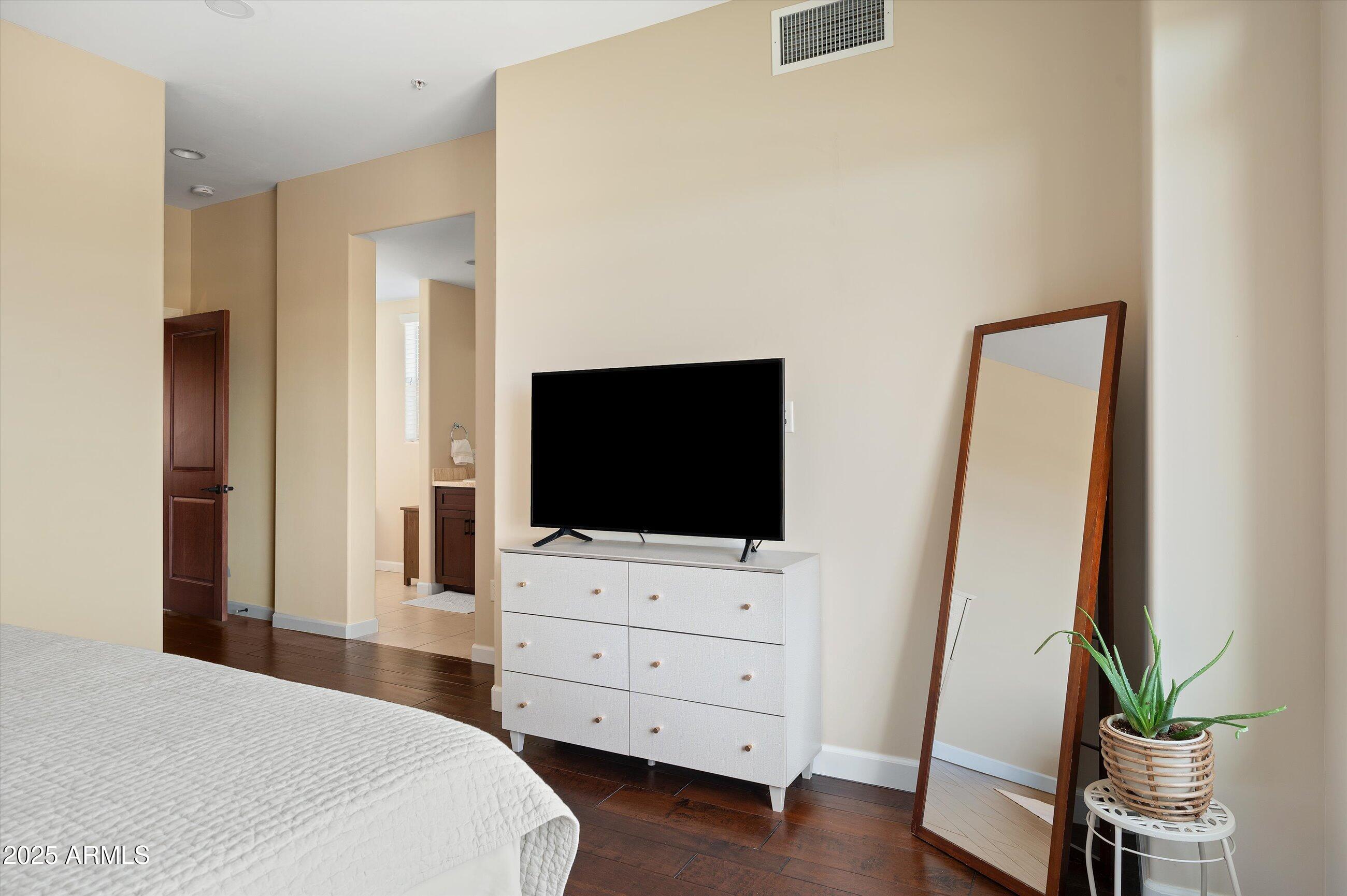 4931 N WOODMERE FAIRWAY -- # 1001