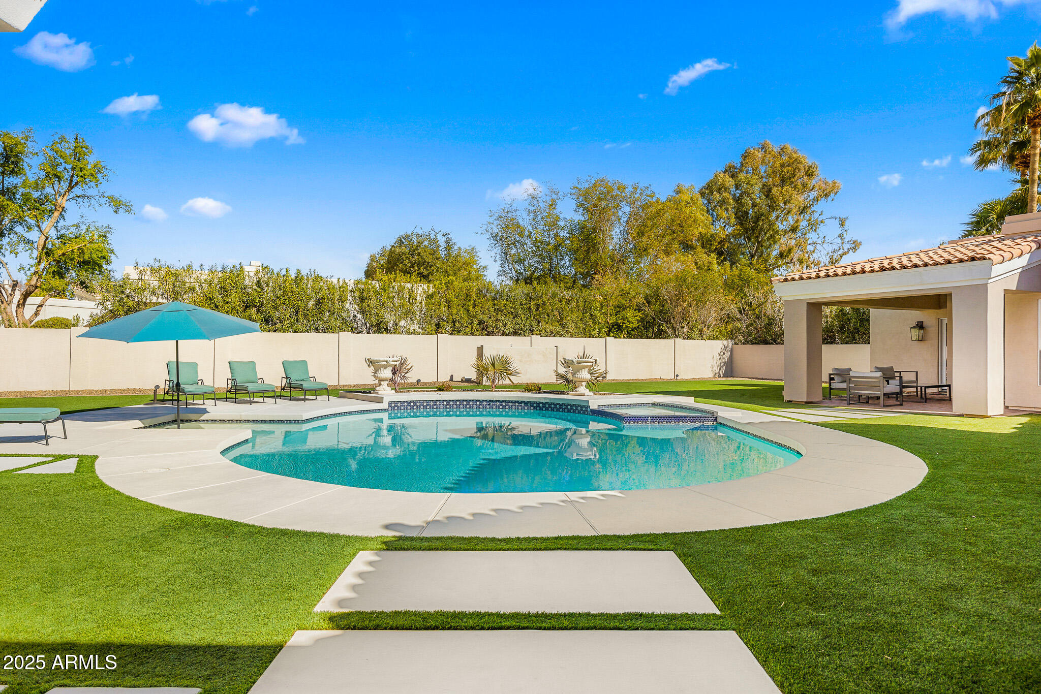 8315 N SENDERO TRES M --