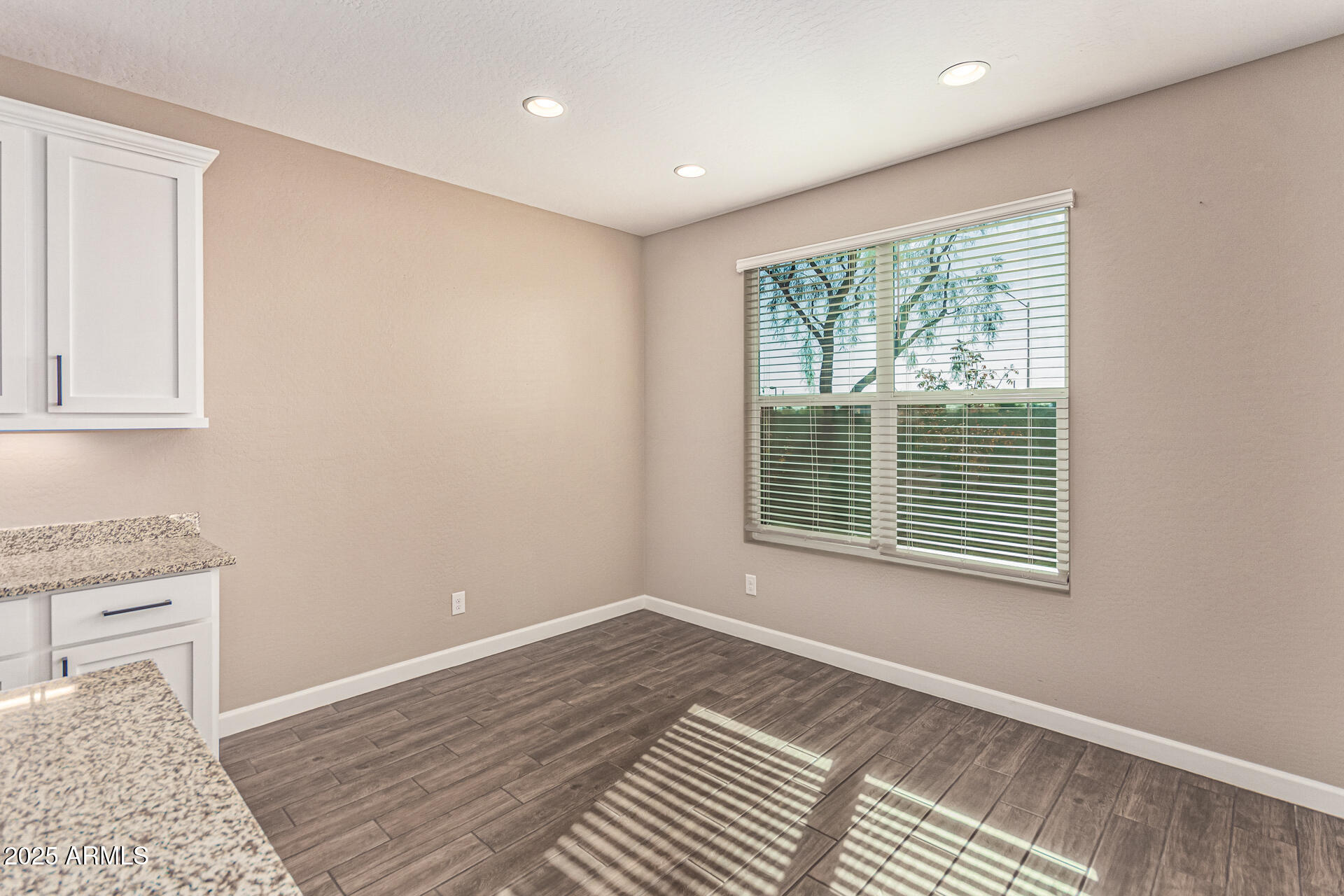 707 W HARTFORD Avenue