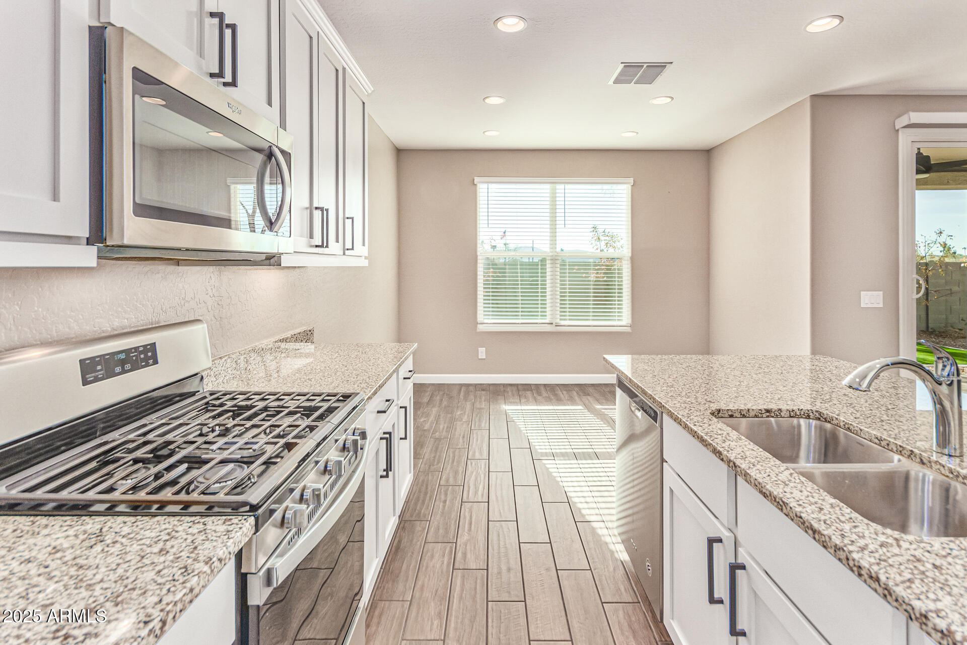 707 W HARTFORD Avenue