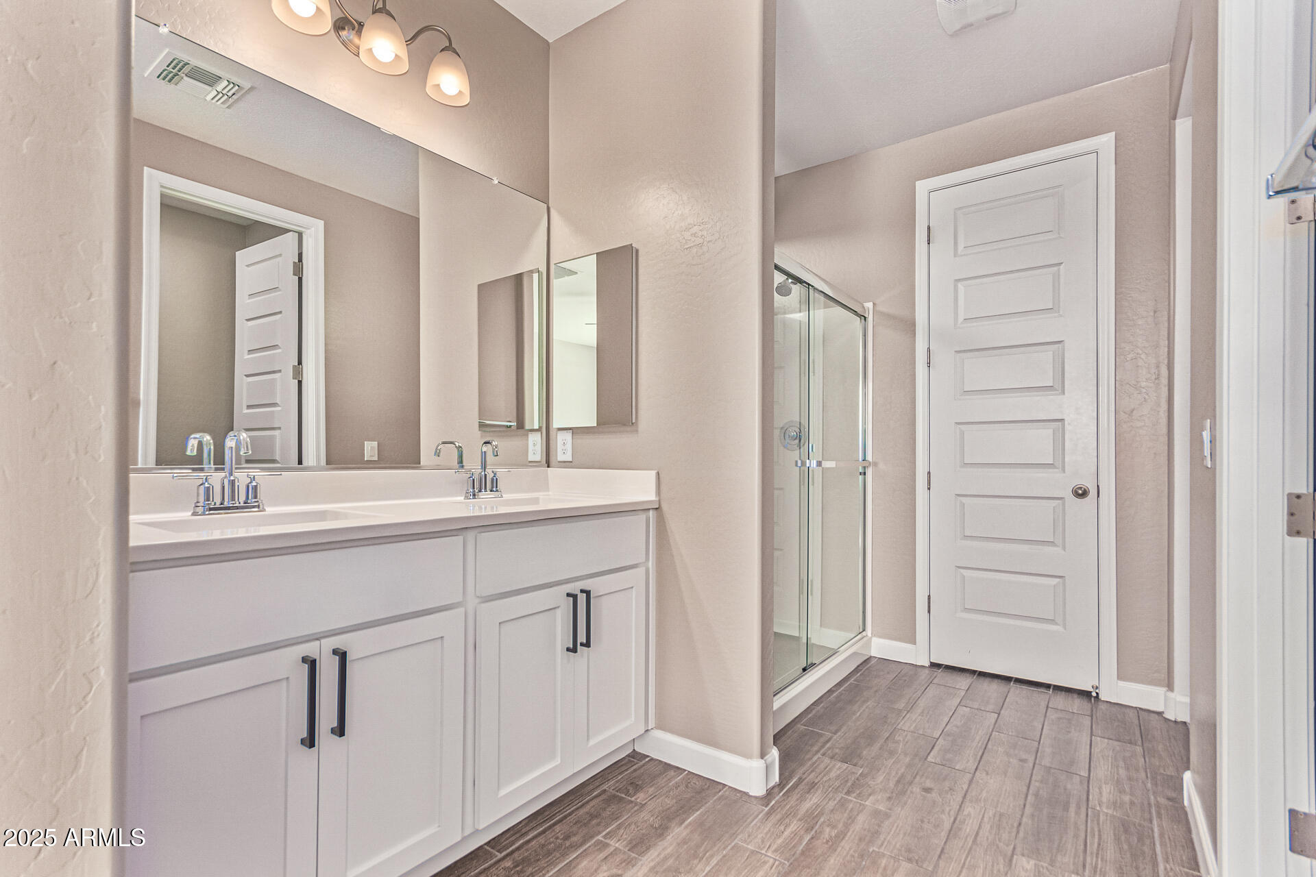 707 W HARTFORD Avenue