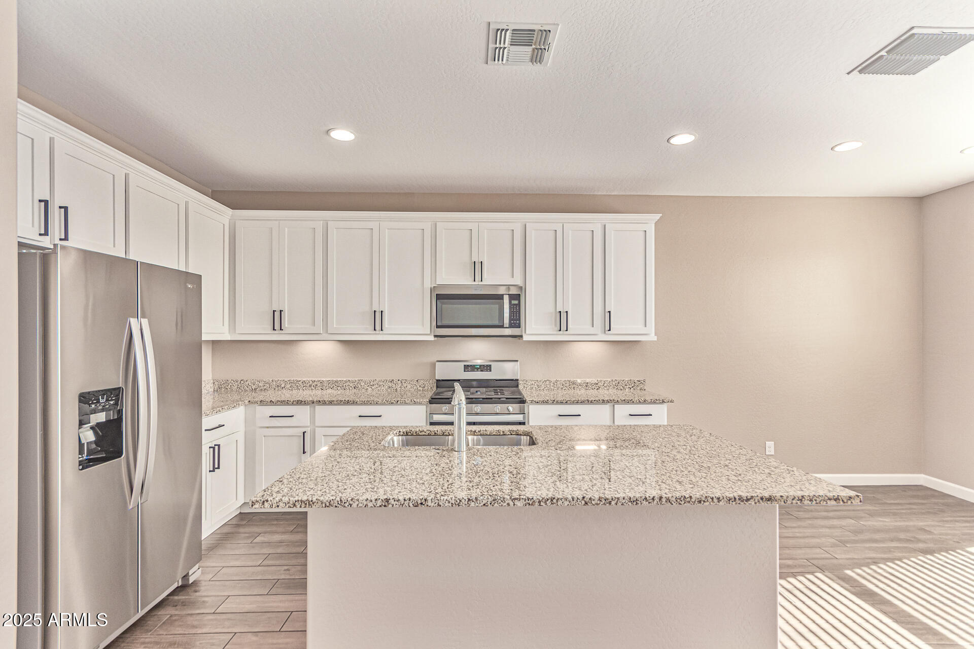 707 W HARTFORD Avenue