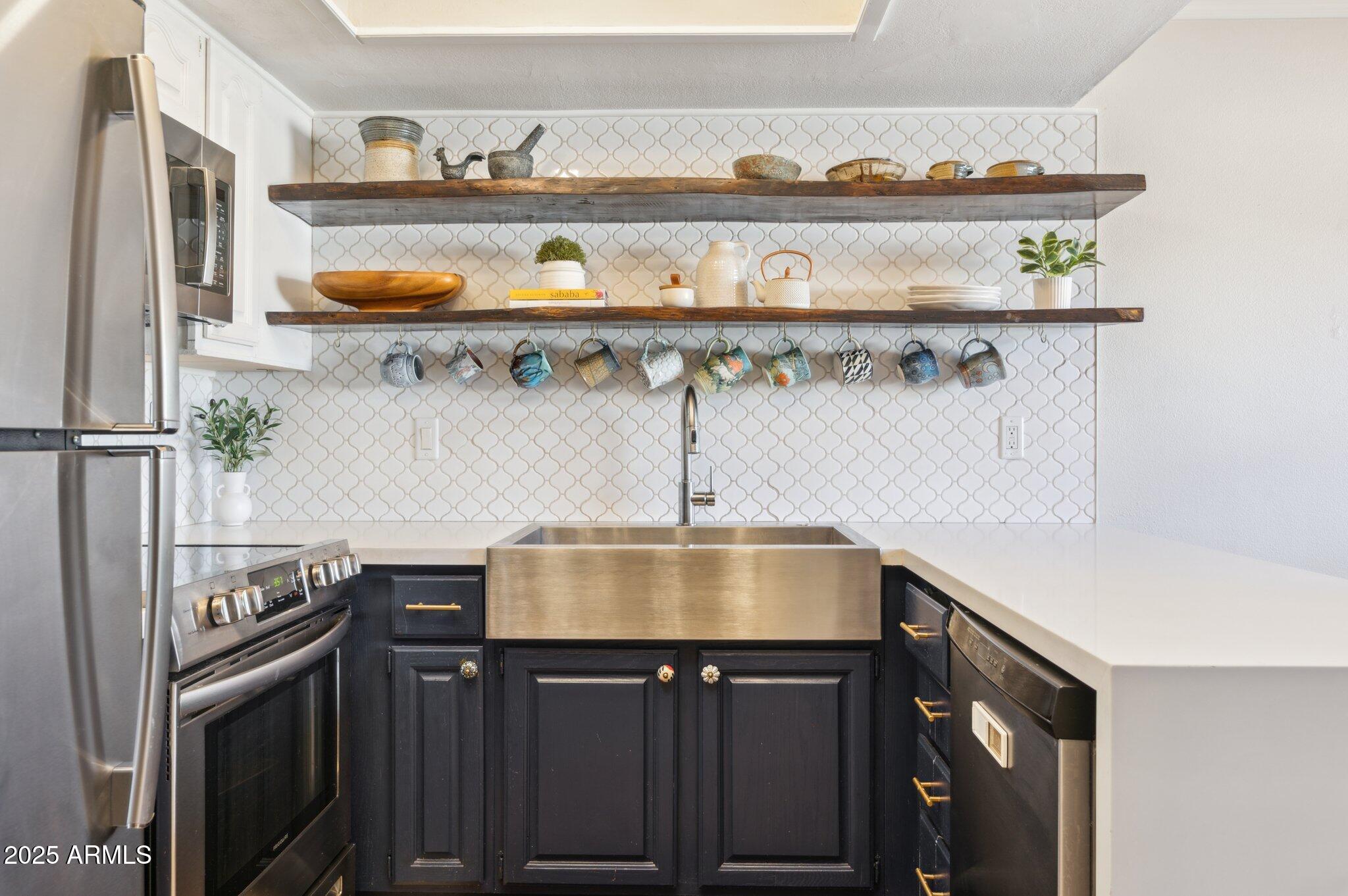 1920 E MARYLAND Avenue # 16