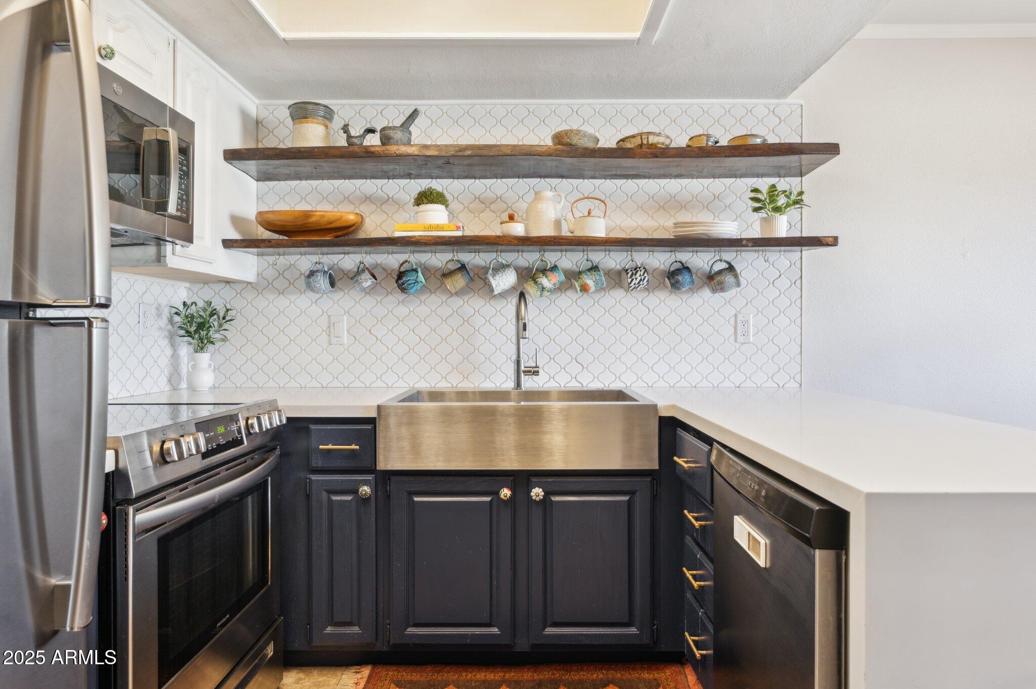 1920 E MARYLAND Avenue # 16