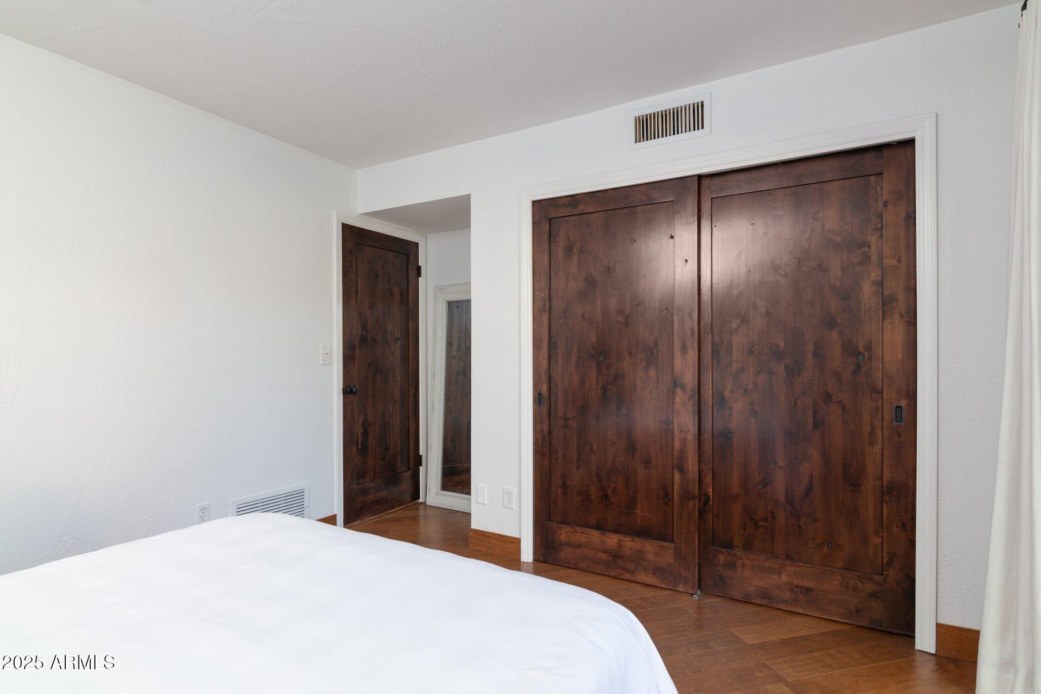 2548 E VERMONT Avenue