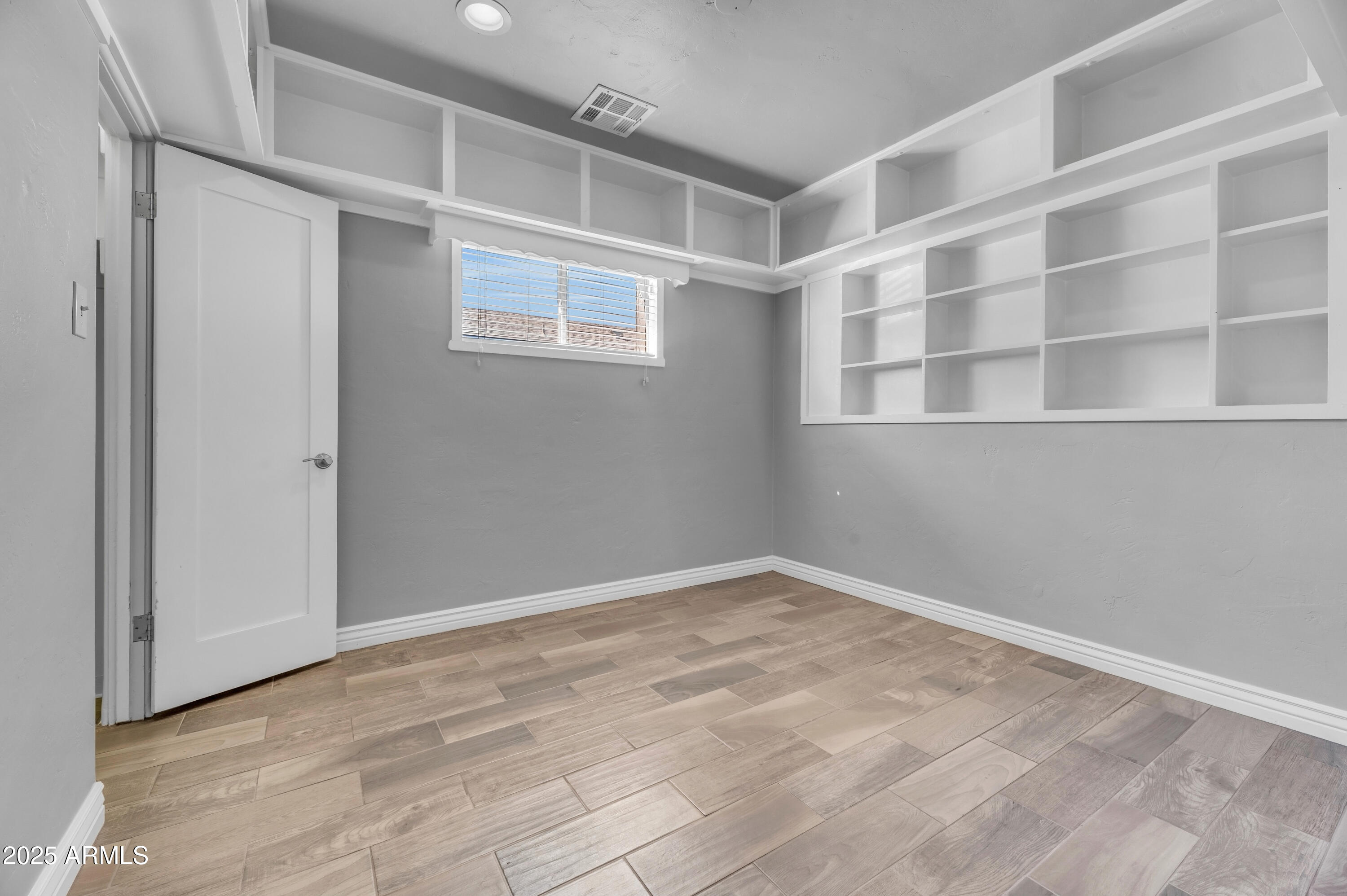 1942 E MITCHELL Drive