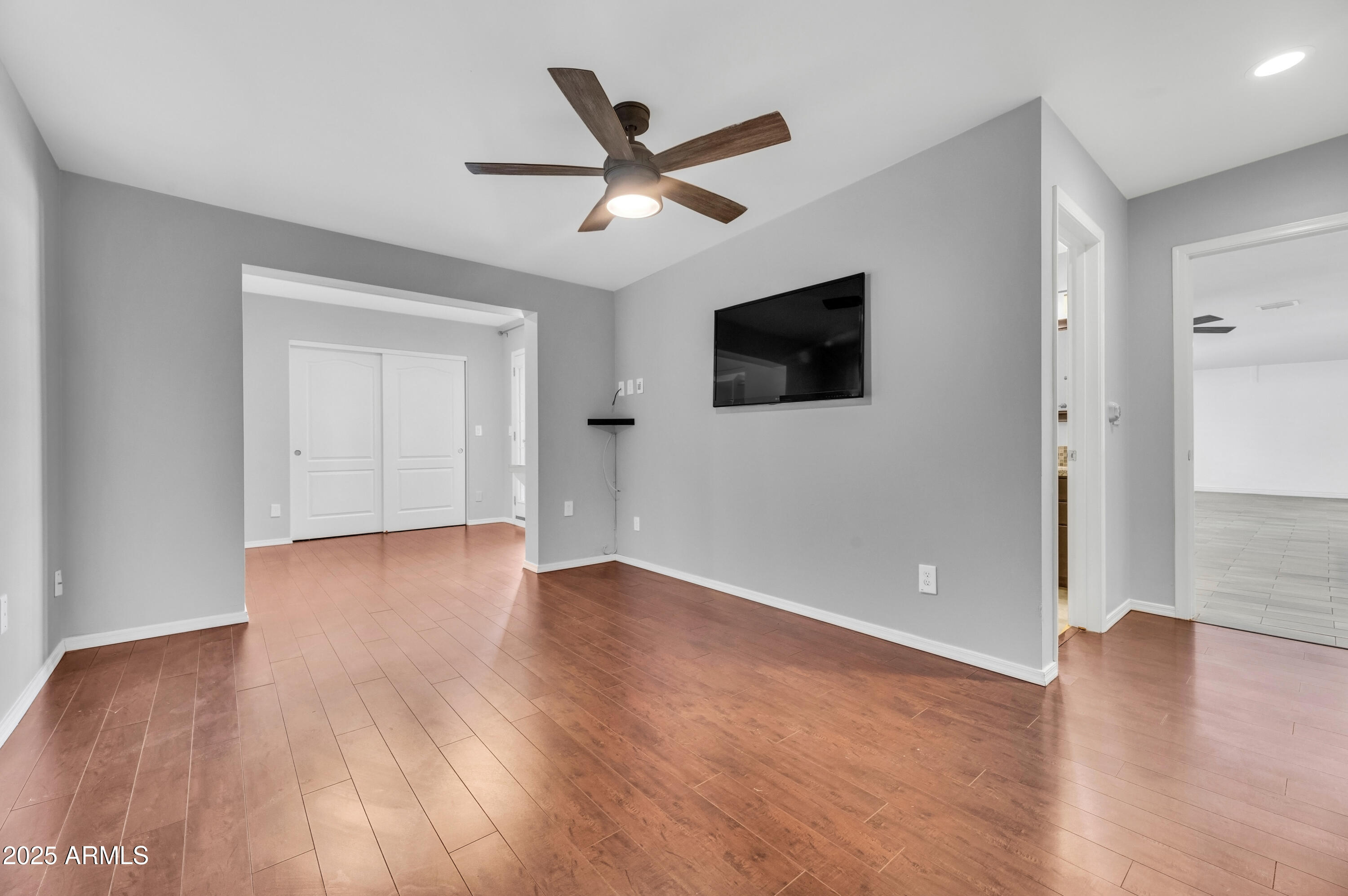 1942 E MITCHELL Drive