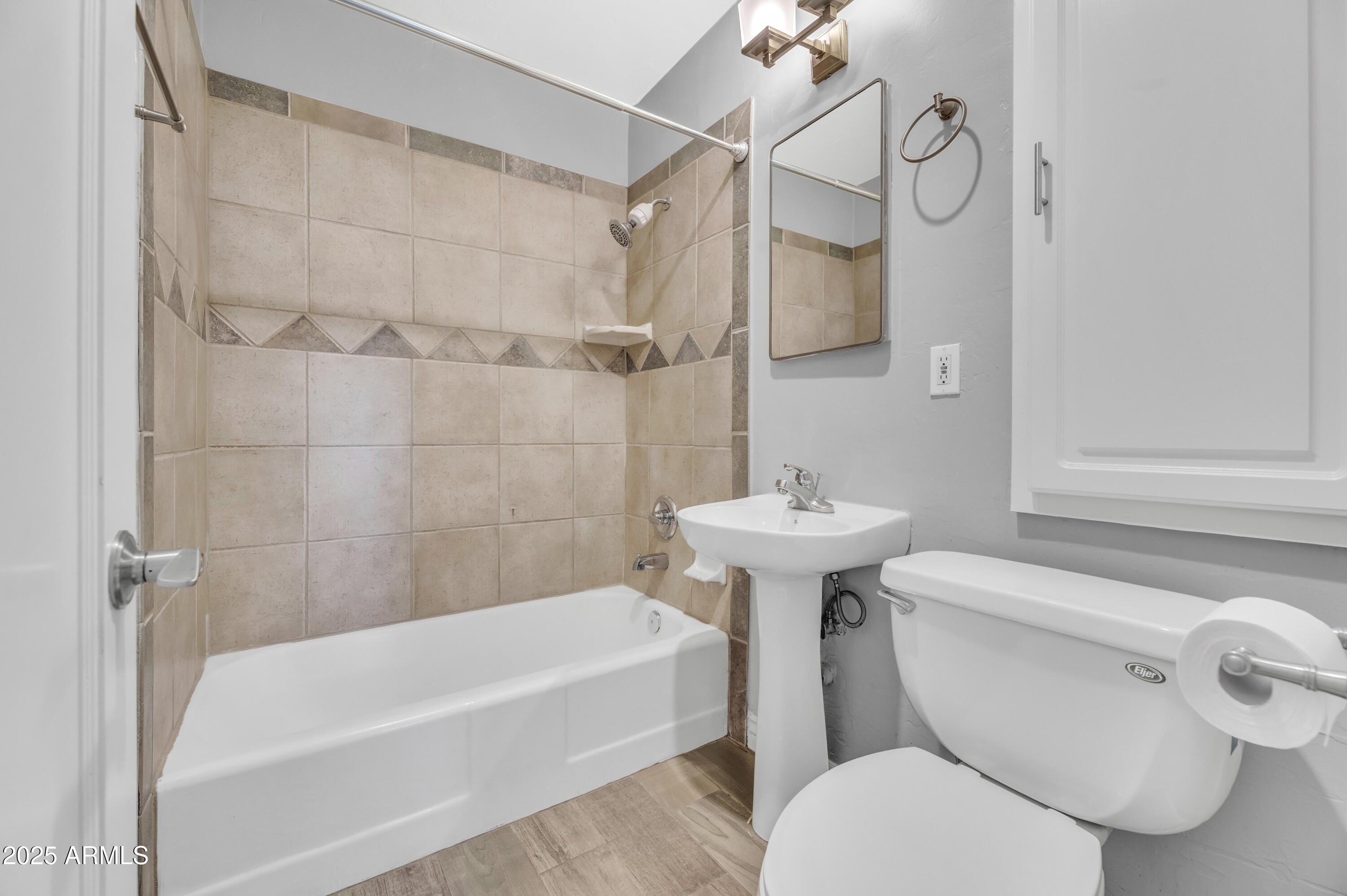 1942 E MITCHELL Drive