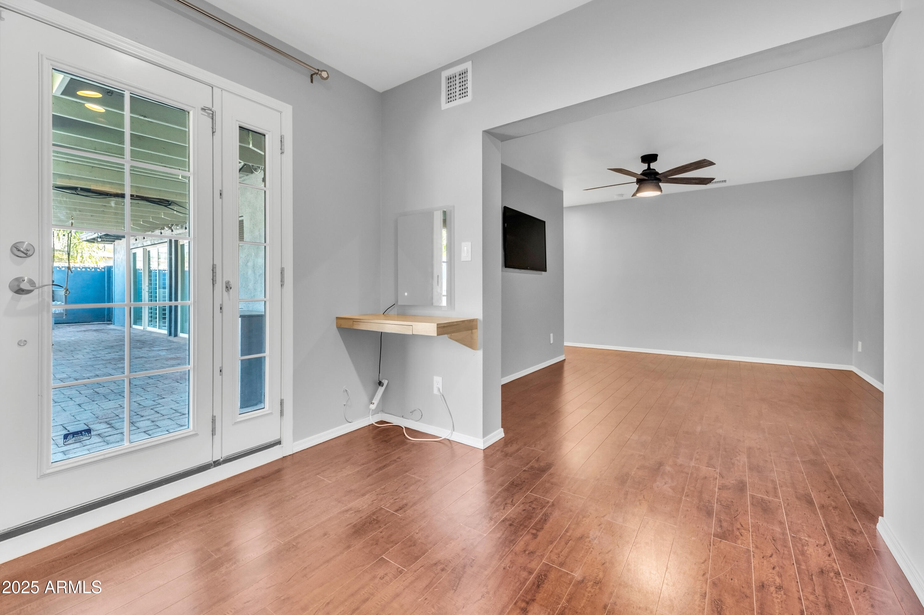 1942 E MITCHELL Drive