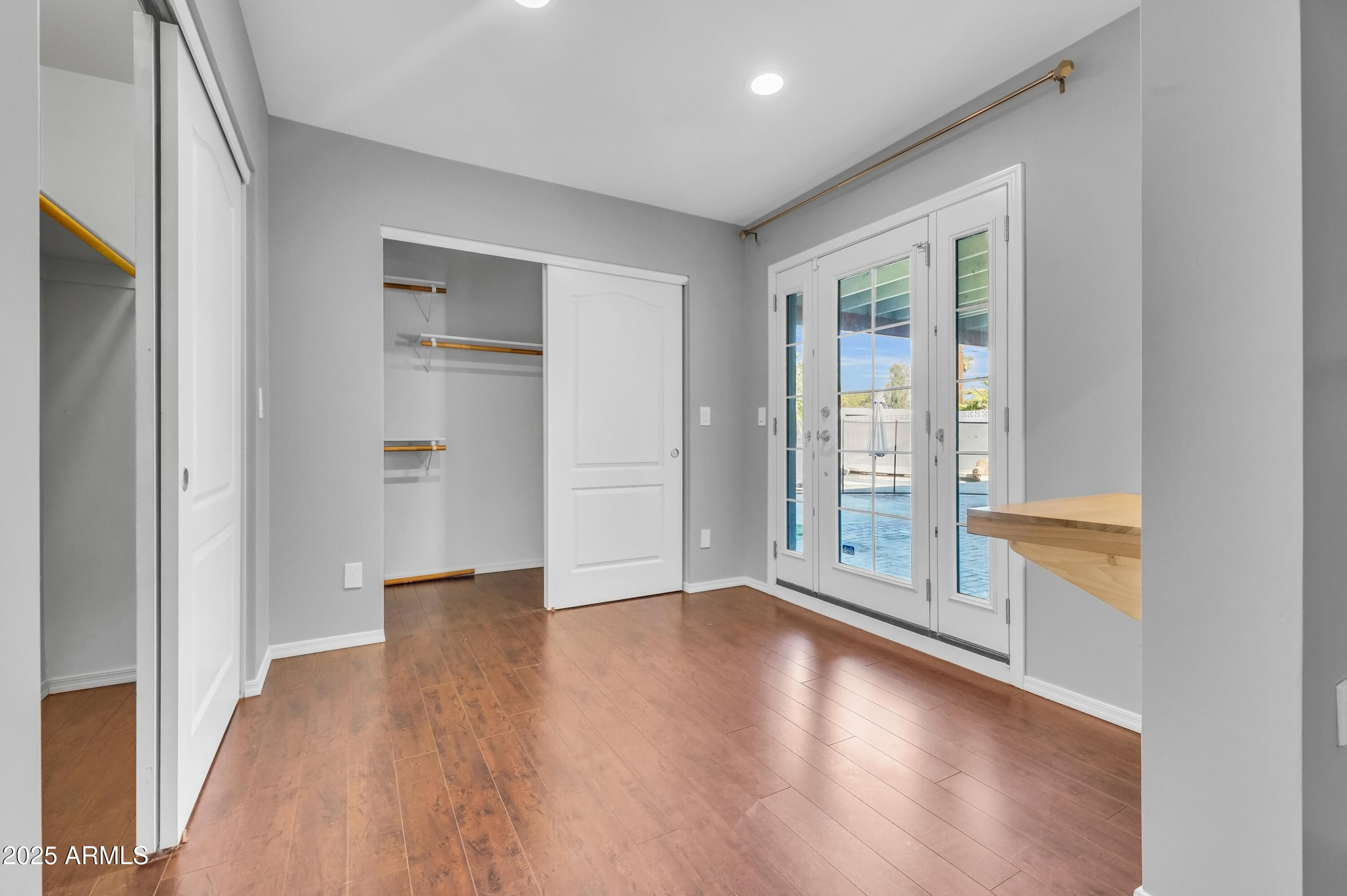 1942 E MITCHELL Drive