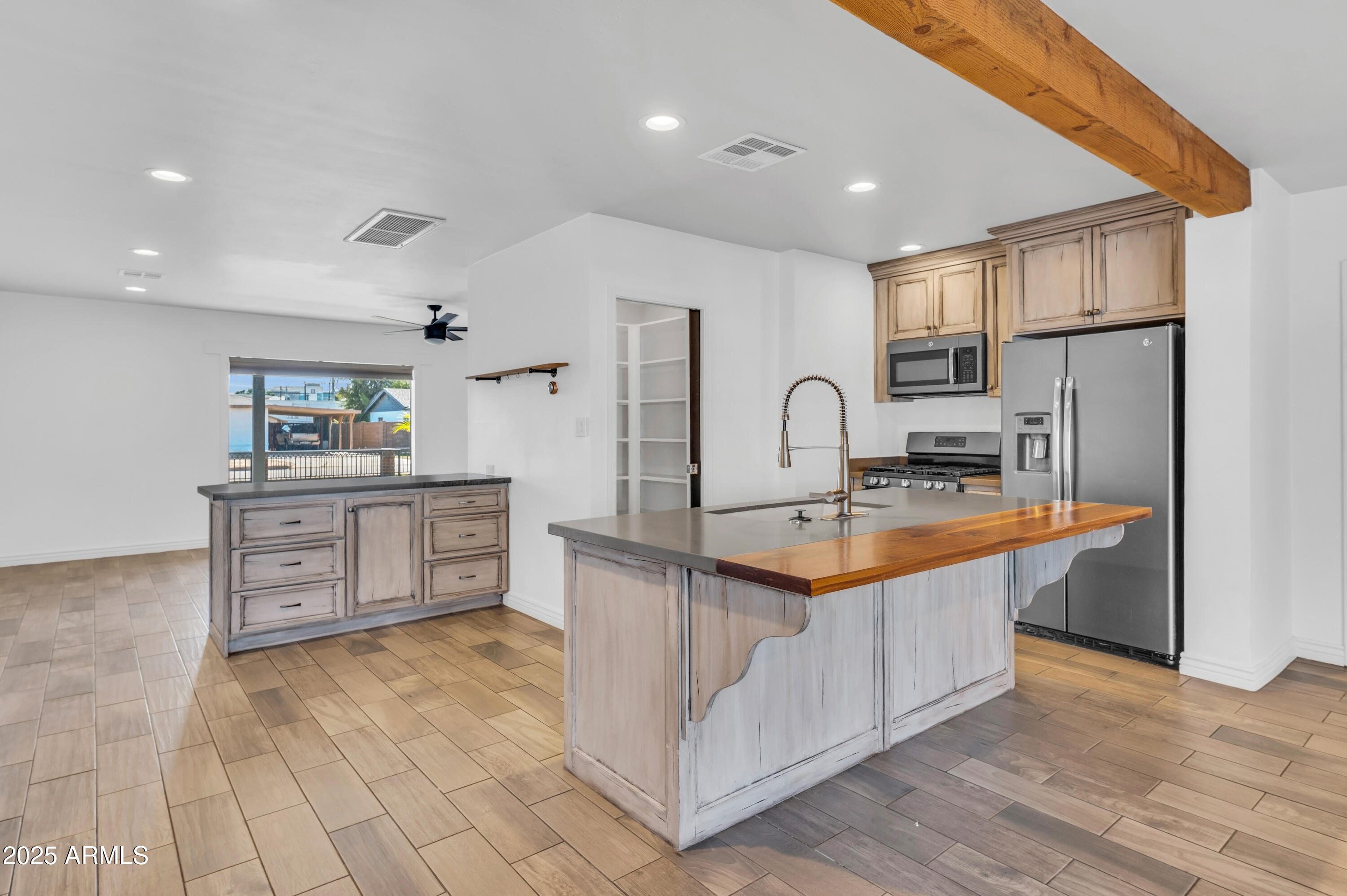 1942 E MITCHELL Drive