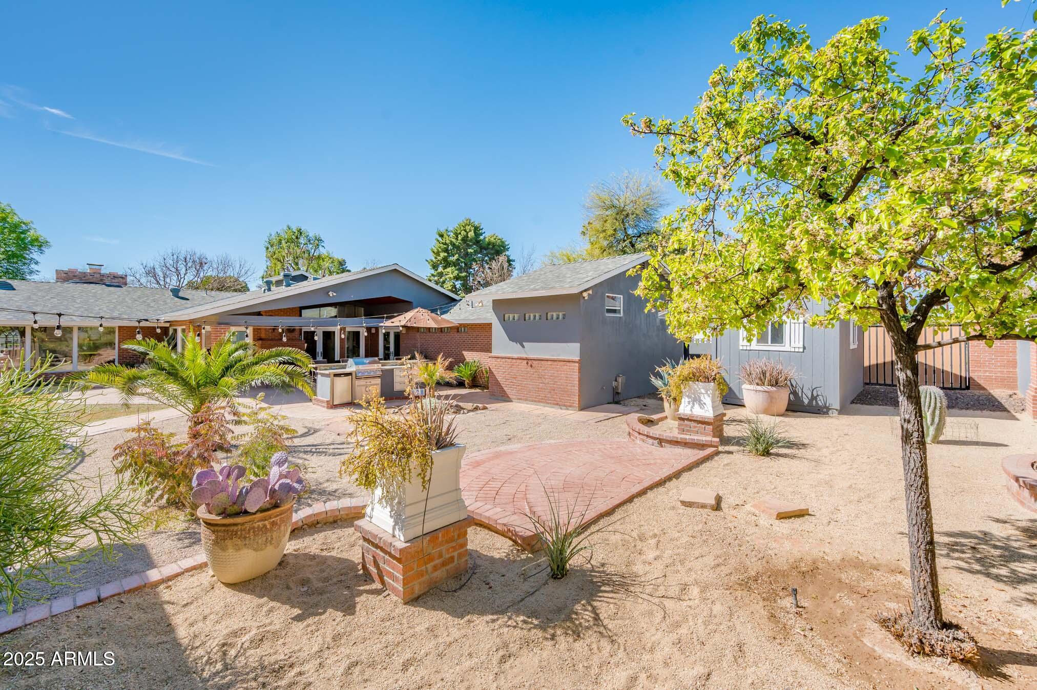 220 W SAN JUAN Avenue