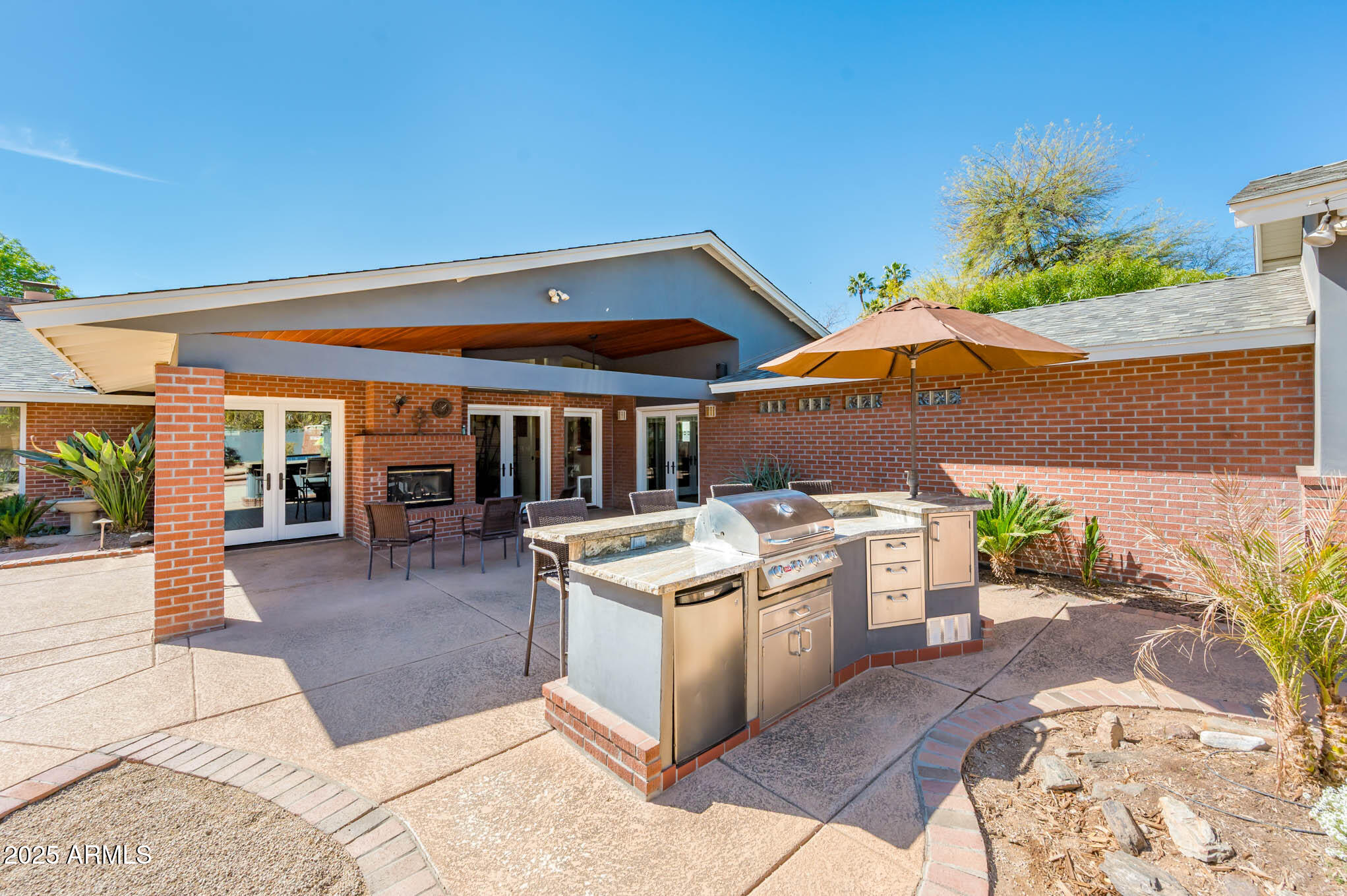 220 W SAN JUAN Avenue