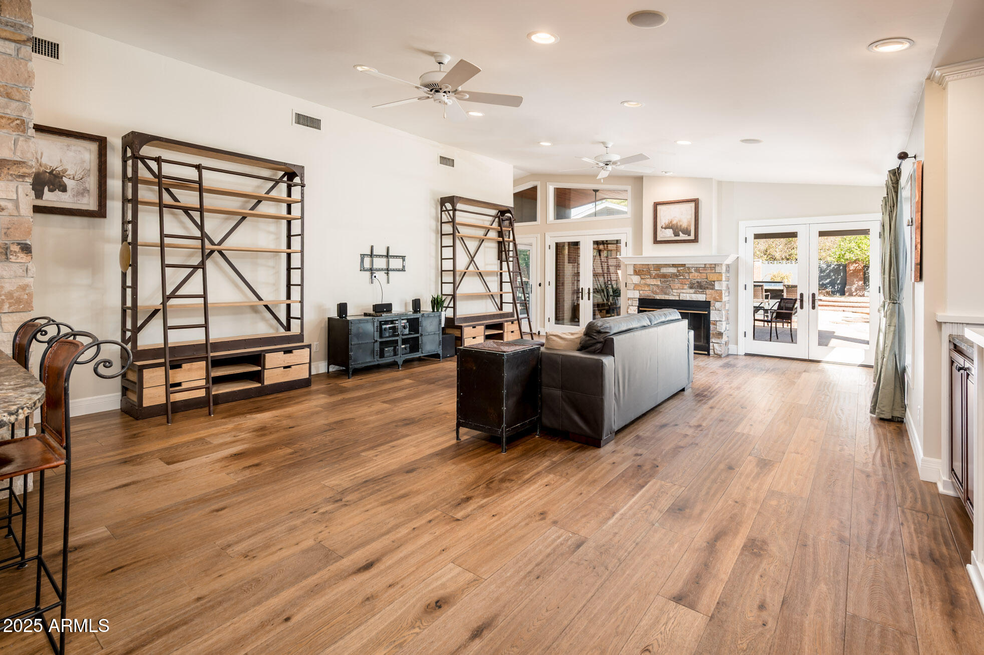 220 W SAN JUAN Avenue