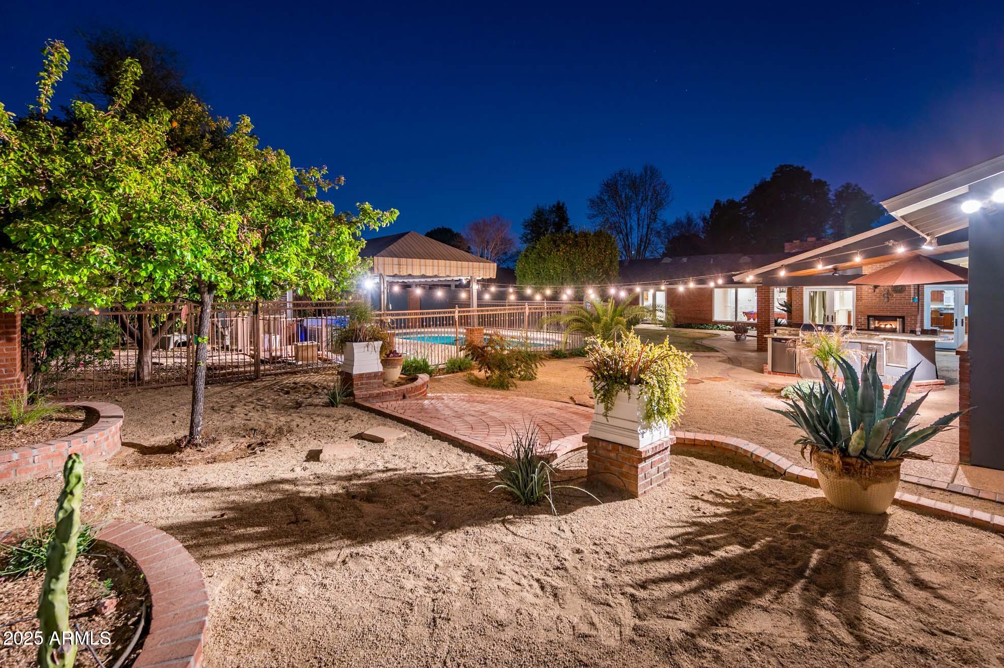 220 W SAN JUAN Avenue