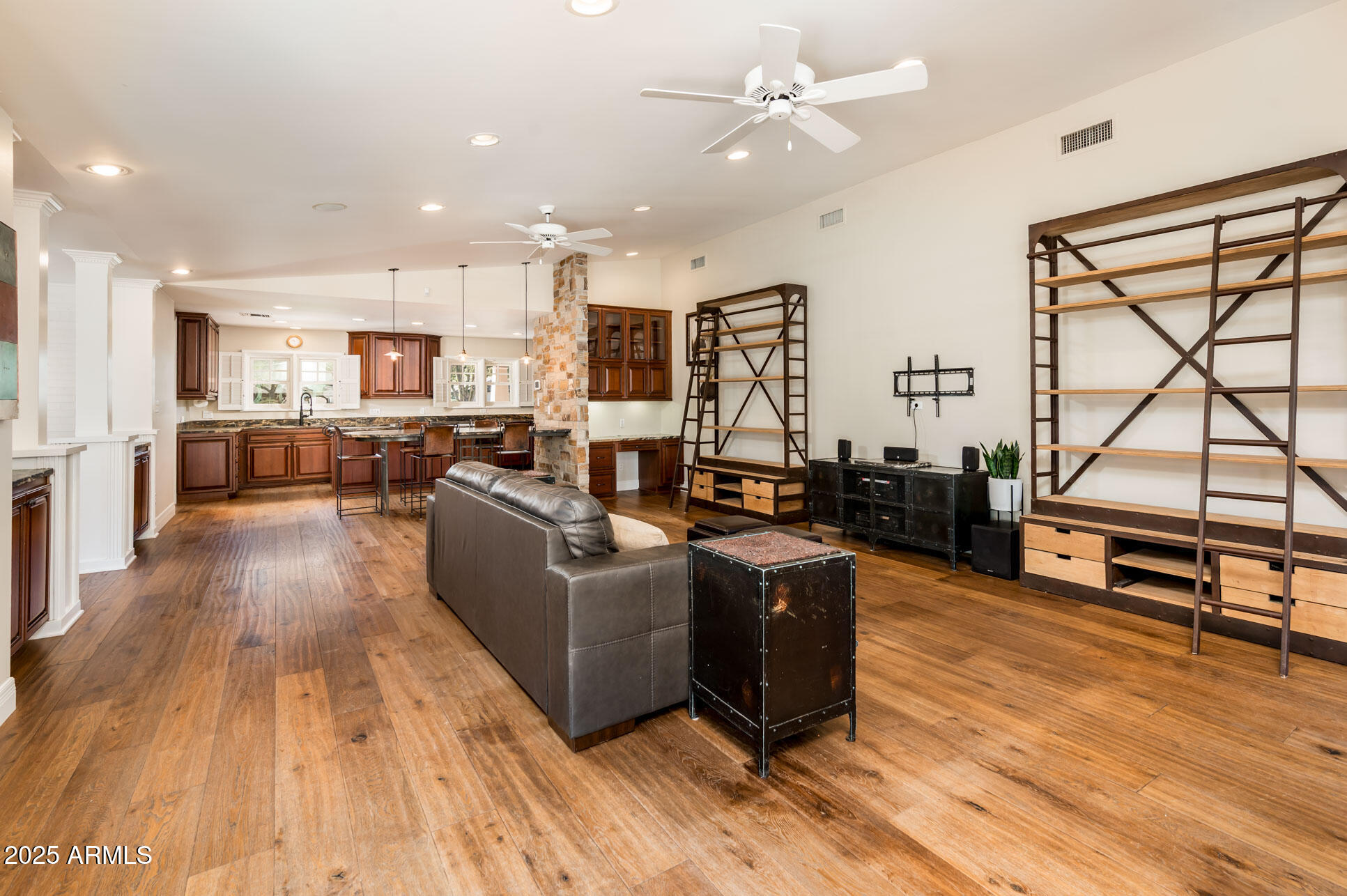 220 W SAN JUAN Avenue