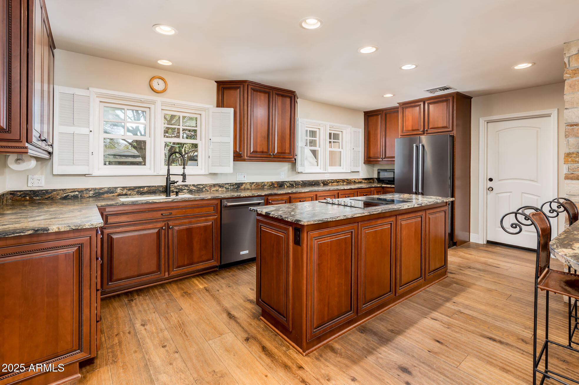 220 W SAN JUAN Avenue