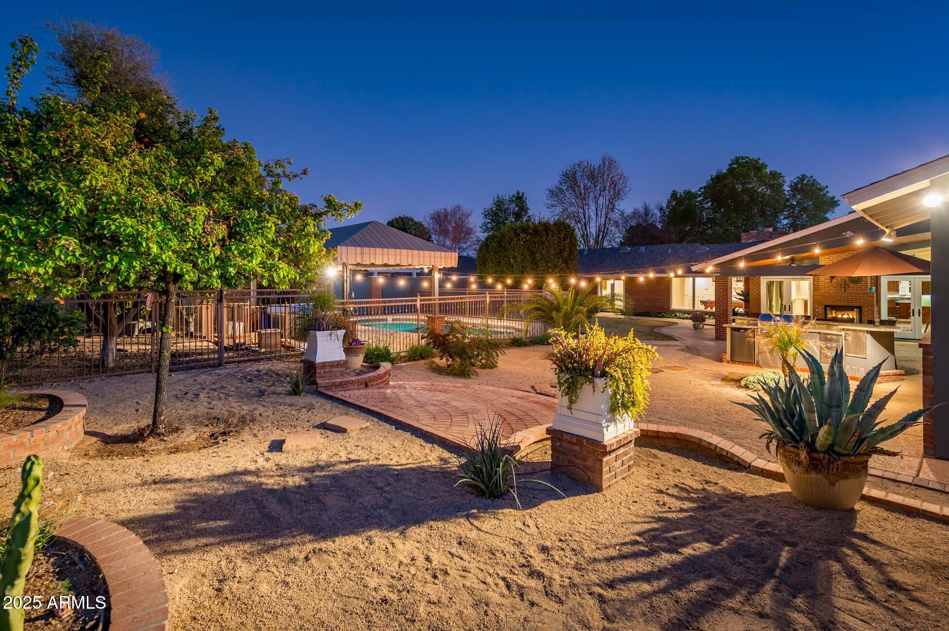 220 W SAN JUAN Avenue