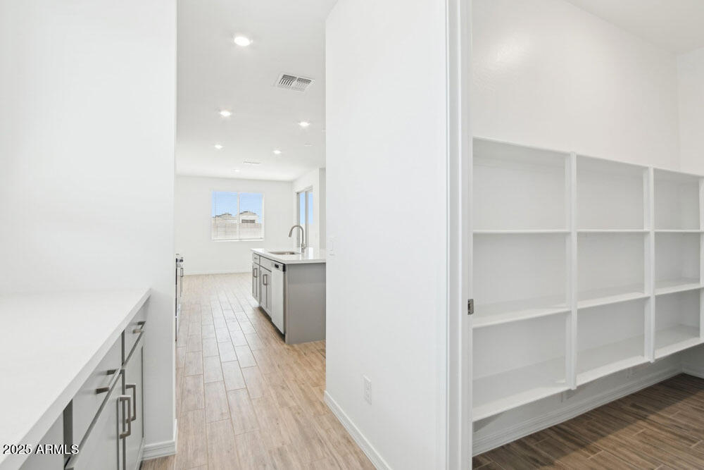 2707 E ABE TRUCKLE Avenue