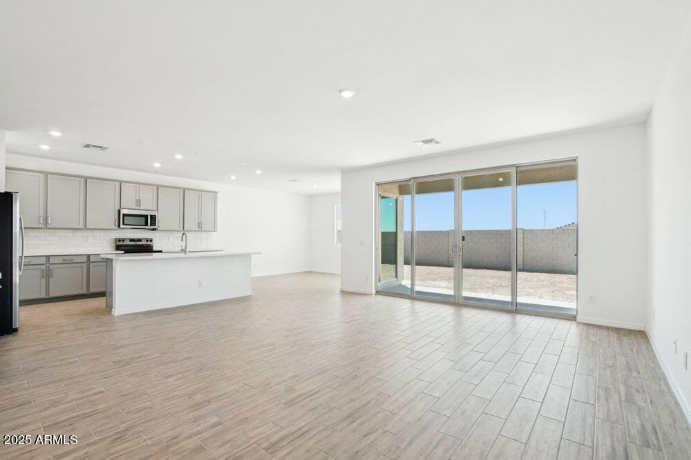 2707 E ABE TRUCKLE Avenue