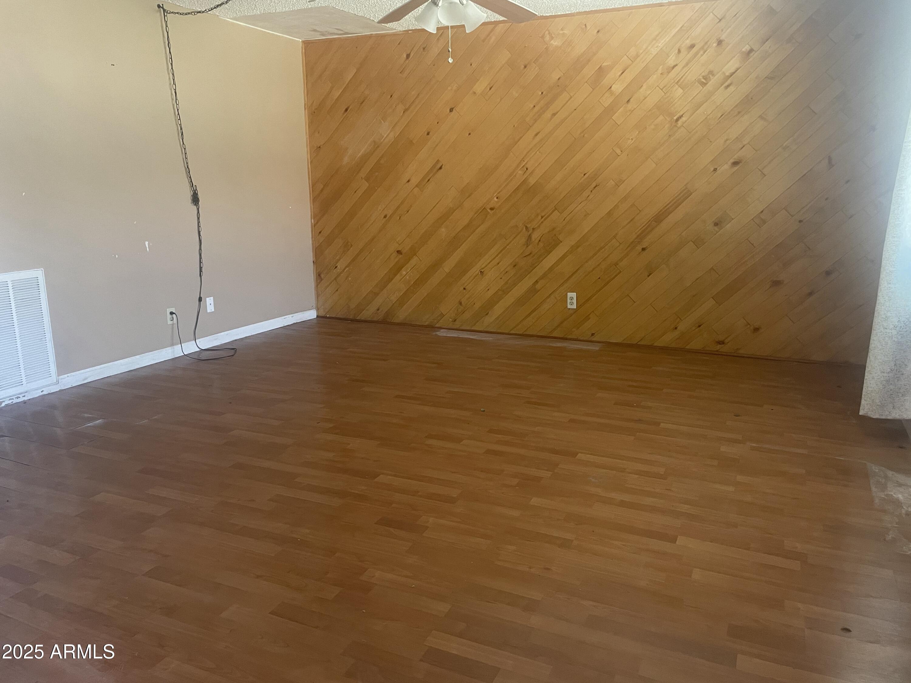 1552 W CAMPBELL Avenue