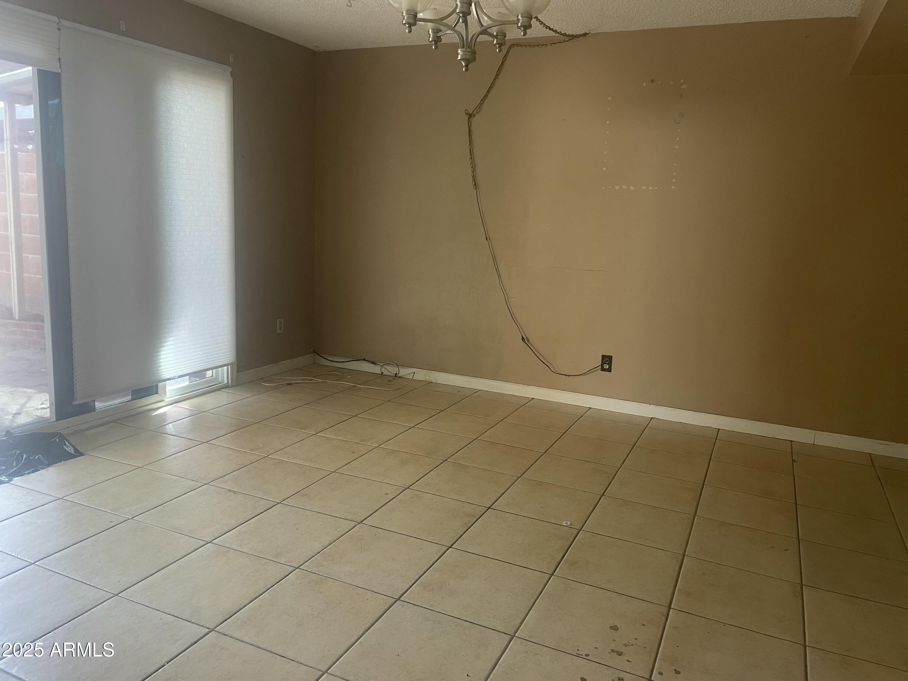 1552 W CAMPBELL Avenue