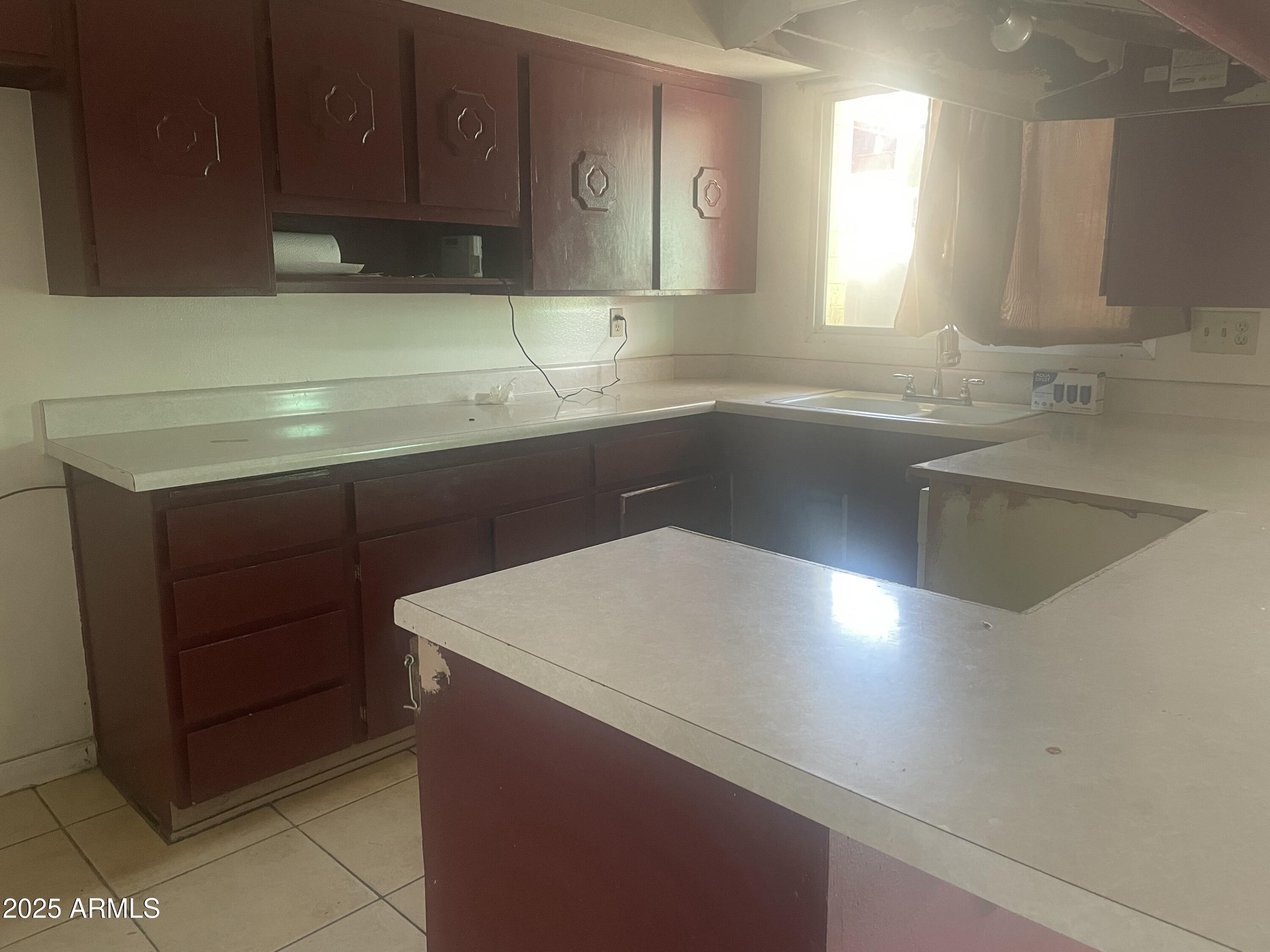 1552 W CAMPBELL Avenue