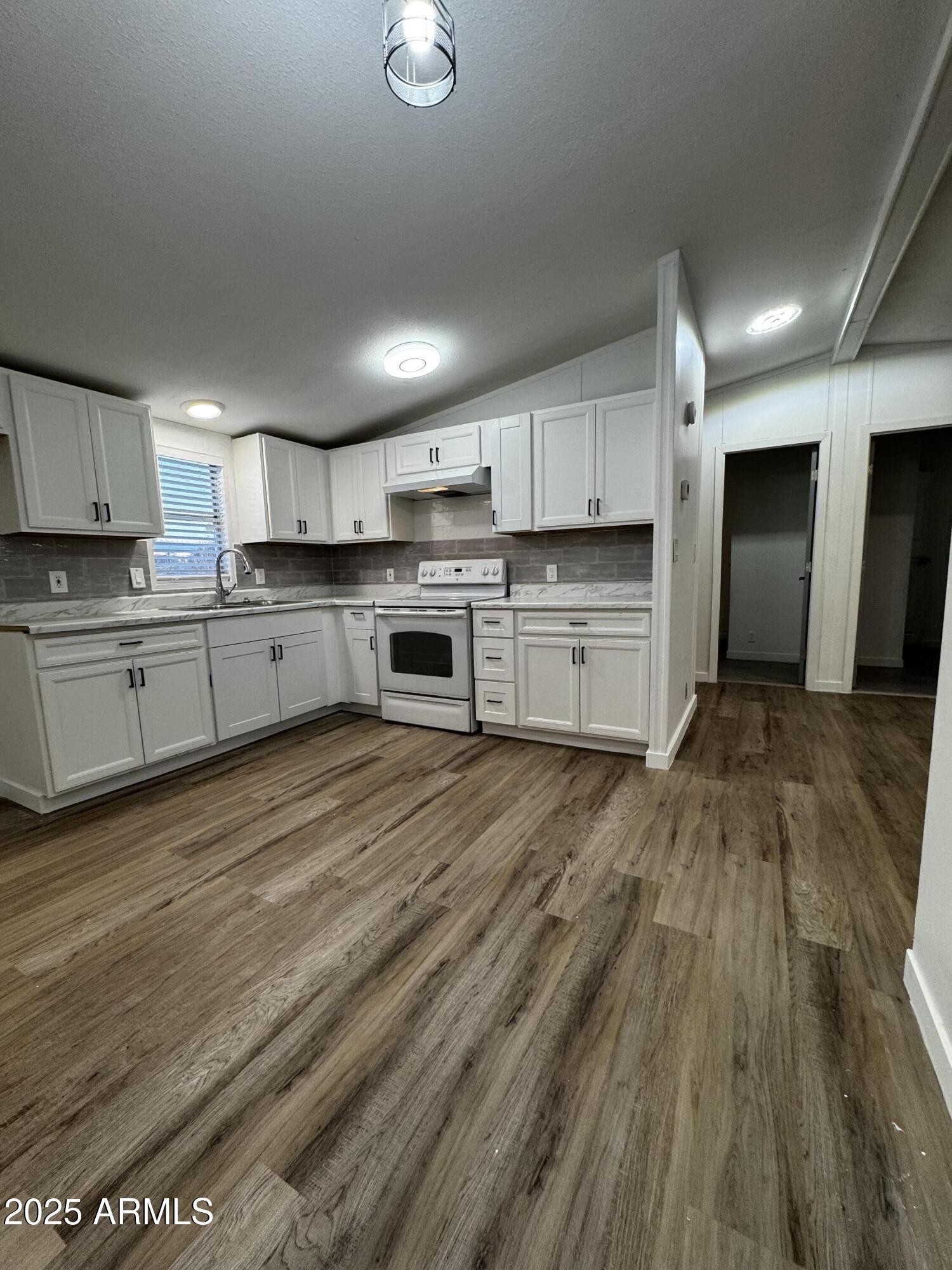 2034 E CHARLESTON Avenue