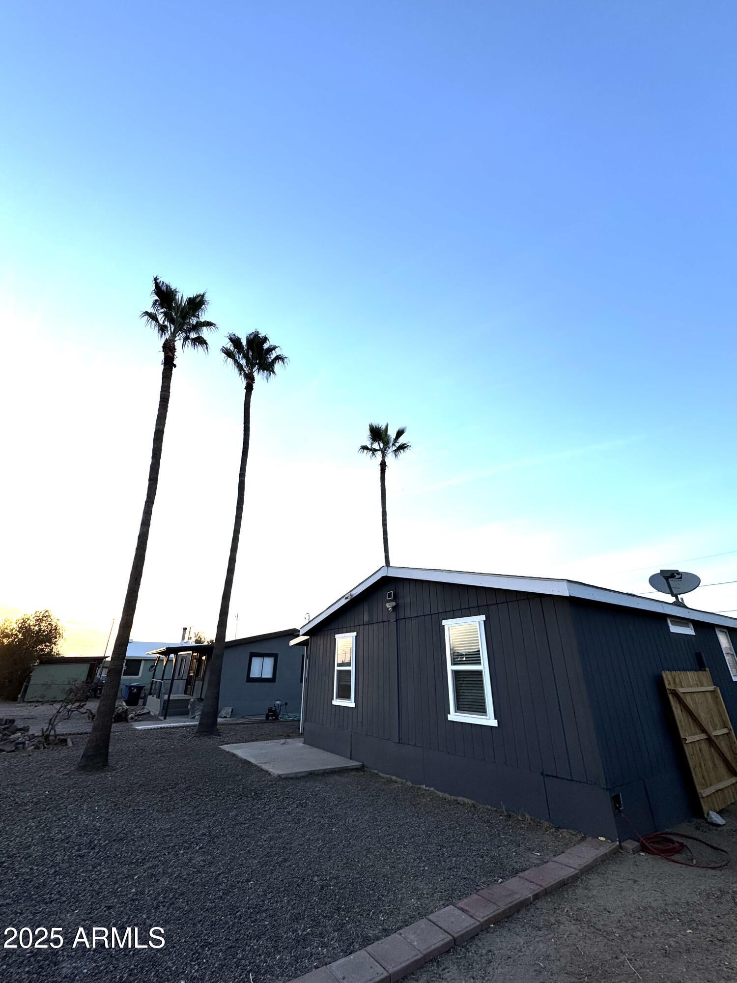 2034 E CHARLESTON Avenue