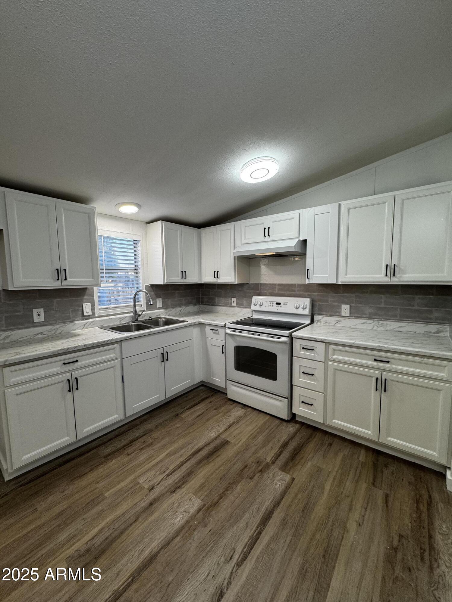 2034 E CHARLESTON Avenue