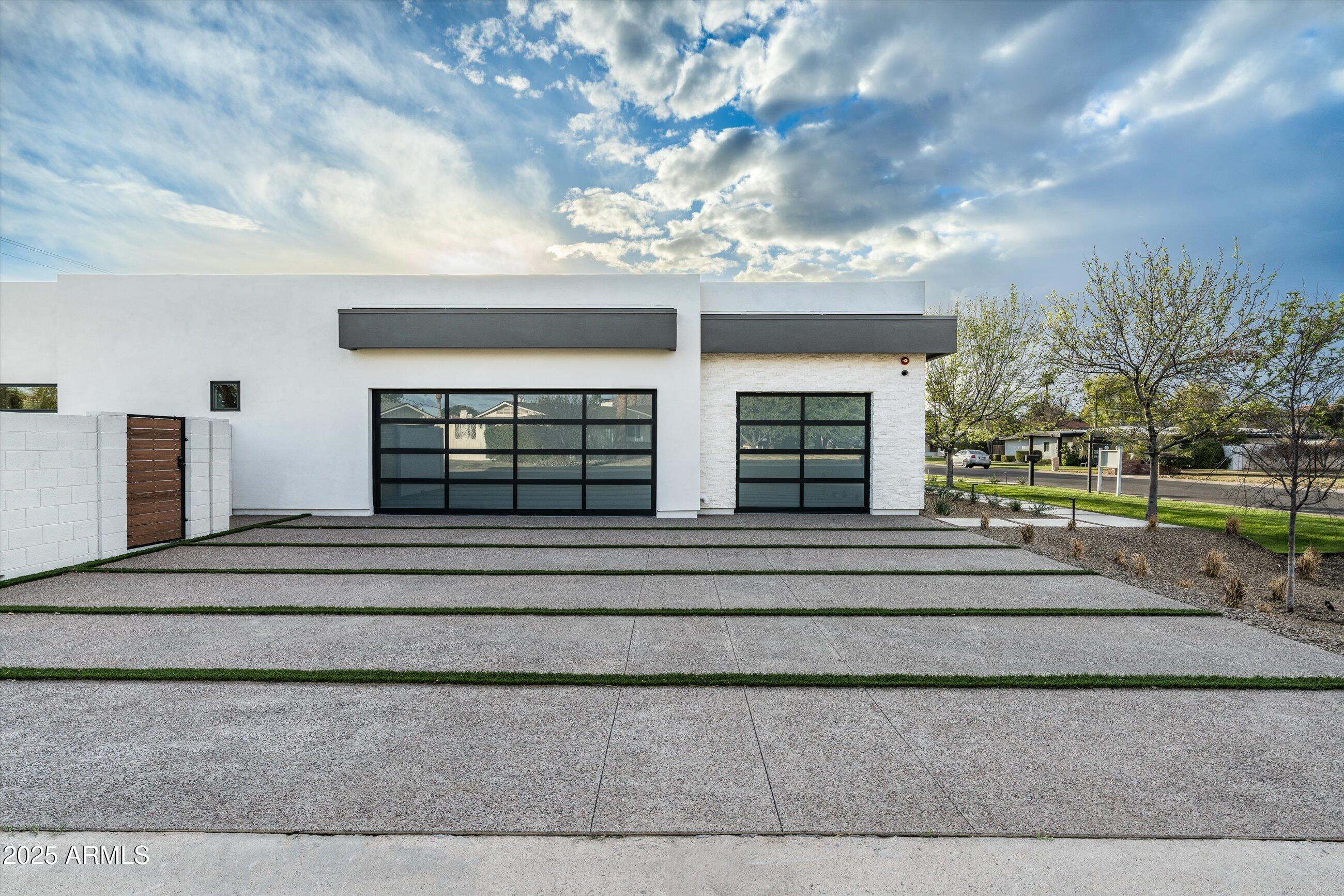 109 E HAYWARD Avenue