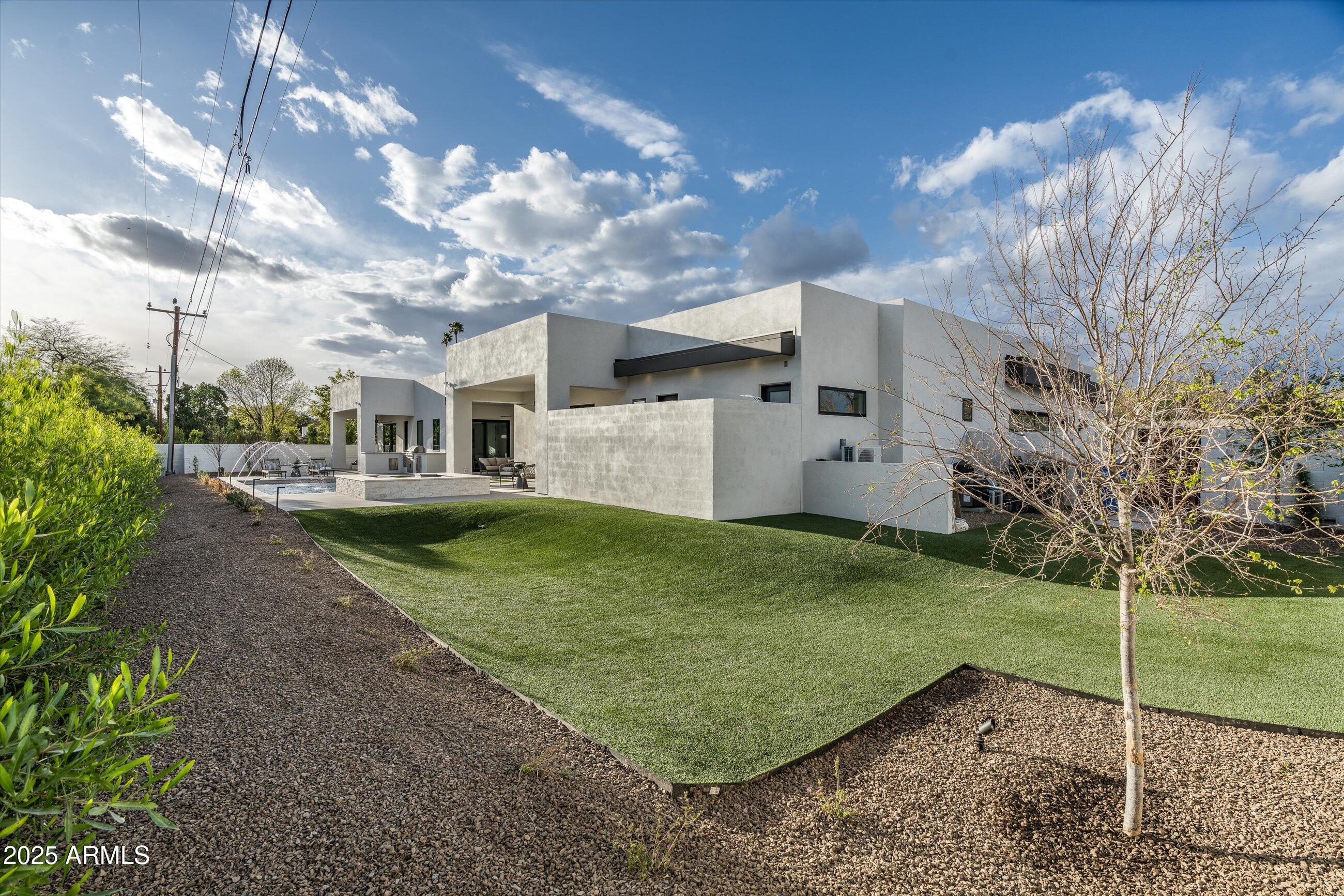109 E HAYWARD Avenue