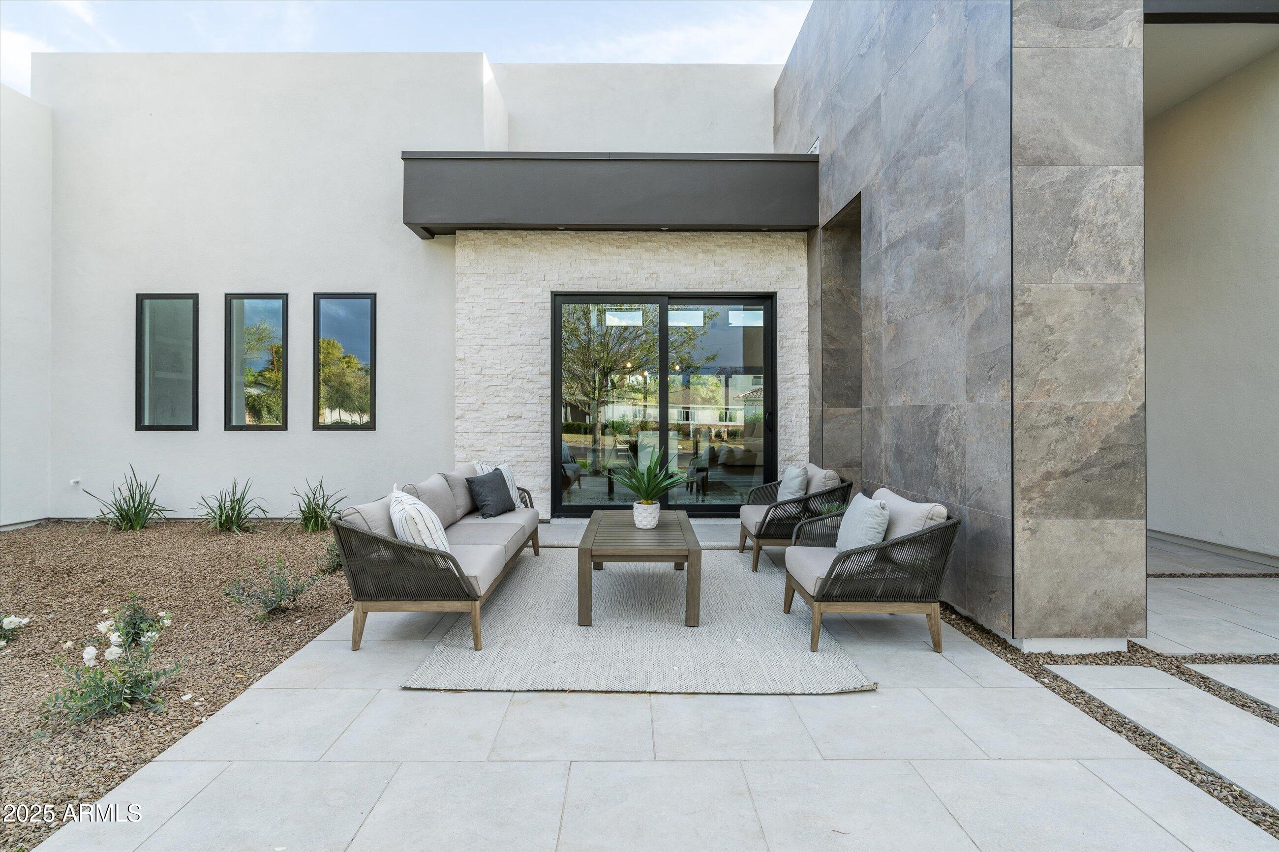 109 E HAYWARD Avenue