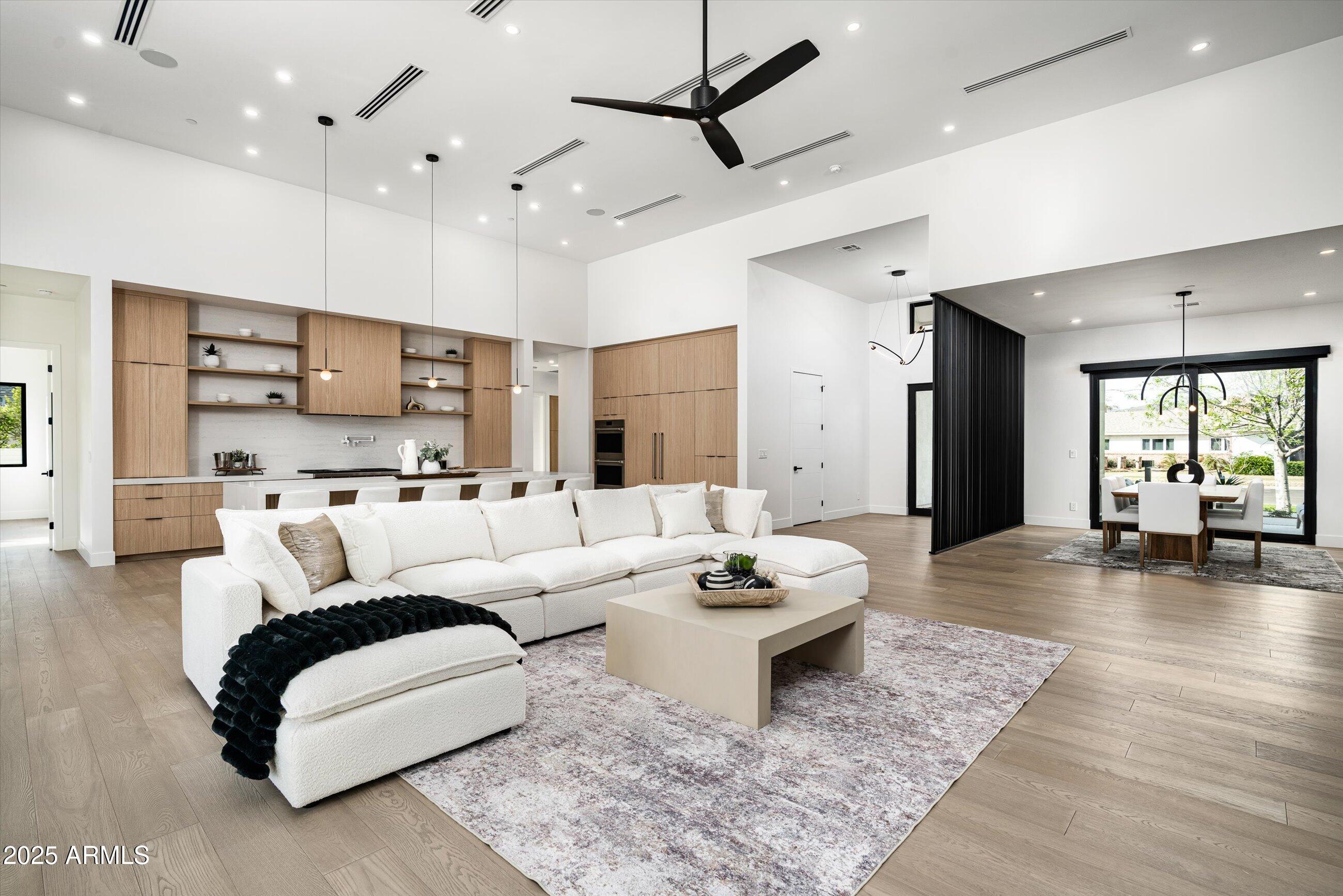 109 E HAYWARD Avenue