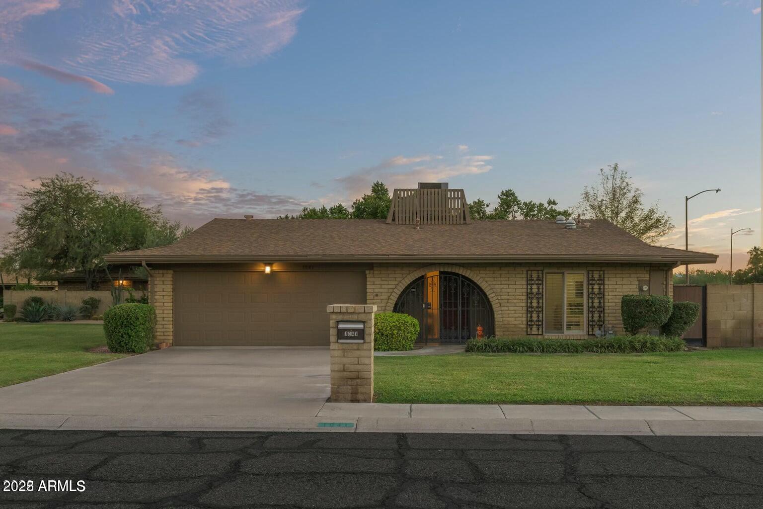 1041 E ORANGEWOOD Avenue