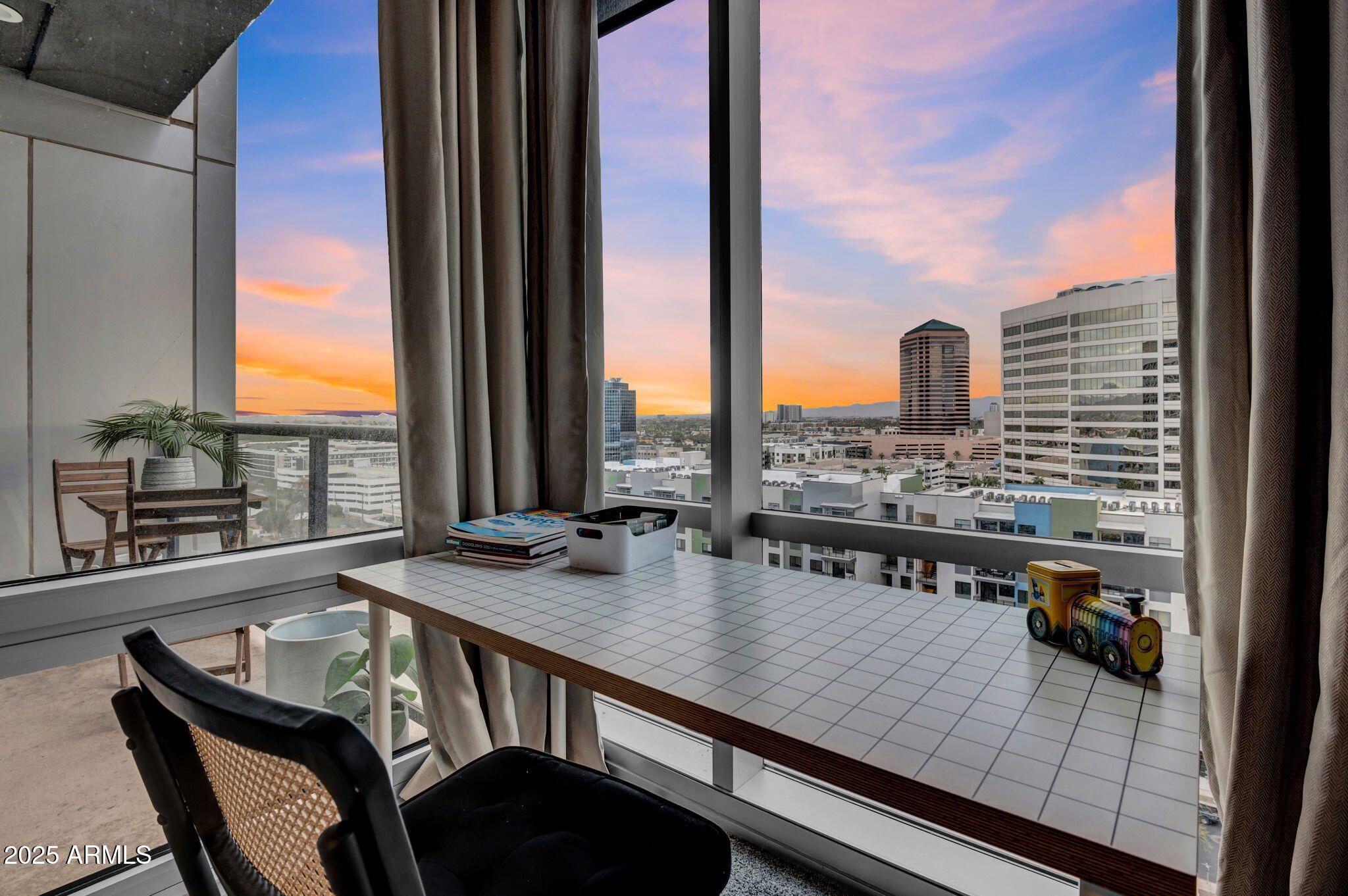 1 E LEXINGTON Avenue, 1001