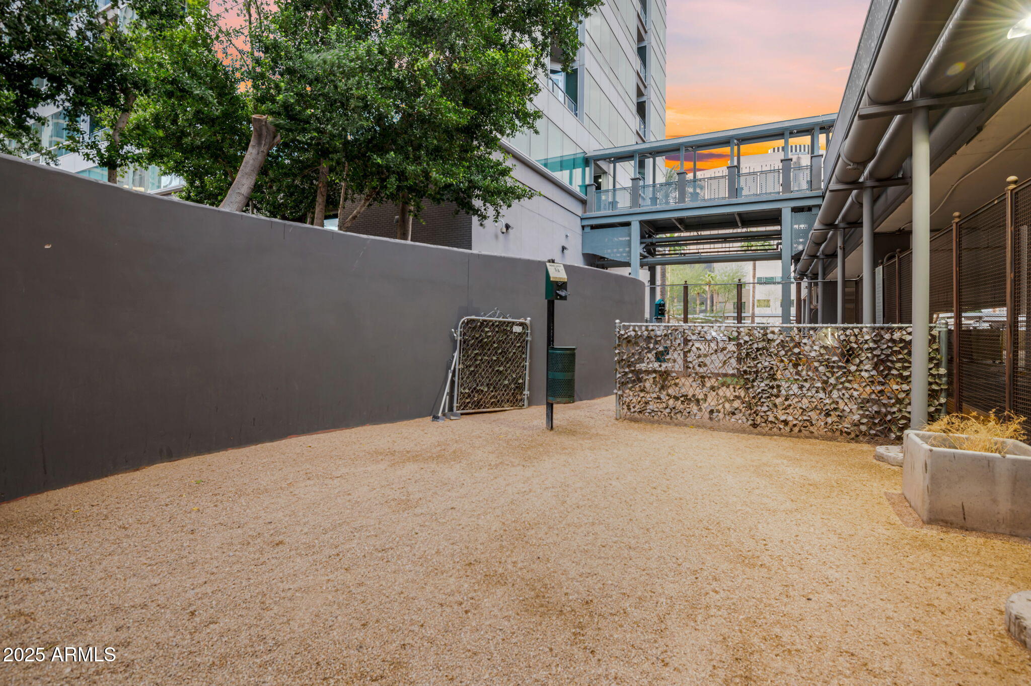 1 E LEXINGTON Avenue, 1001