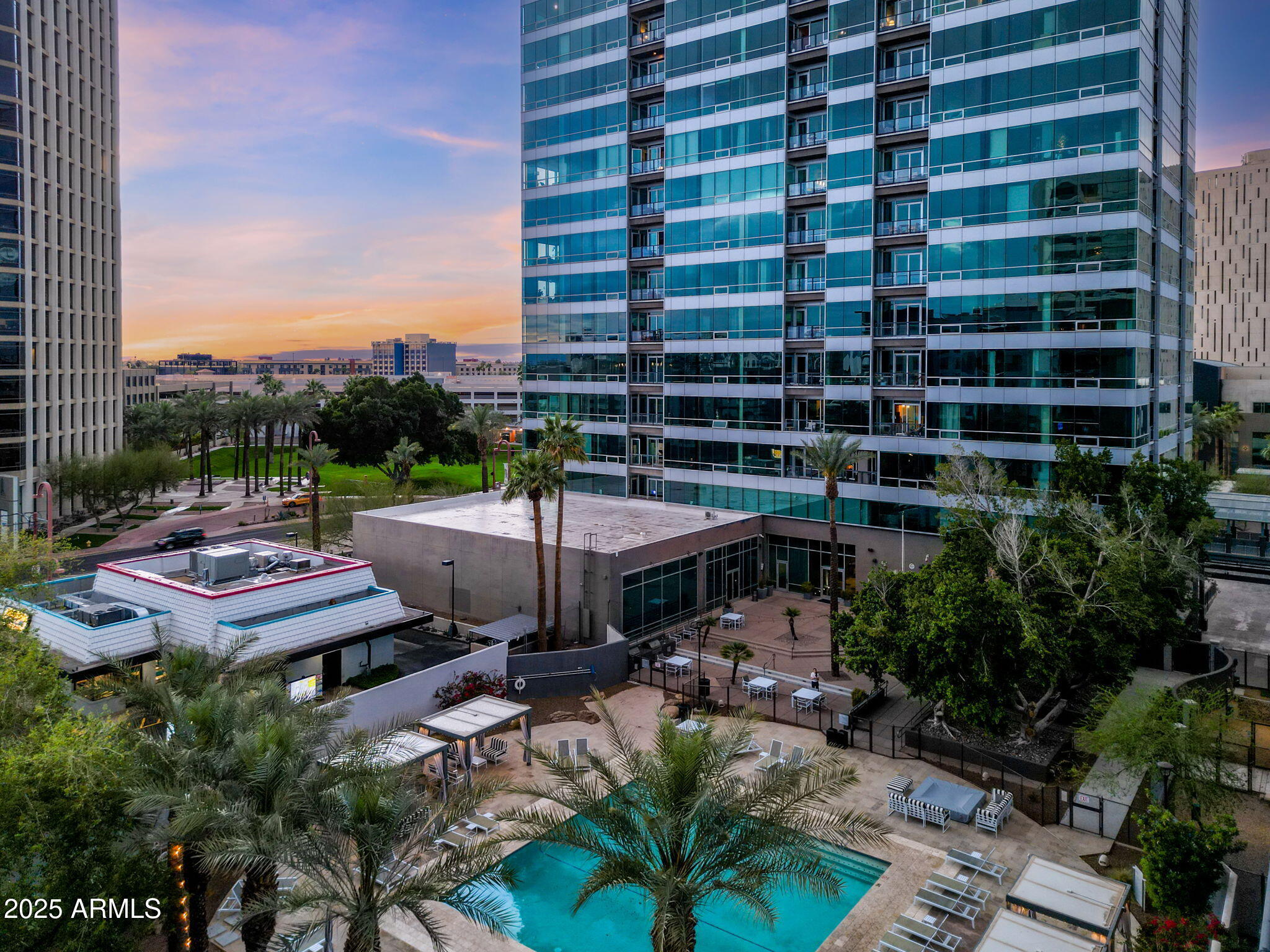 1 E LEXINGTON Avenue, 1001