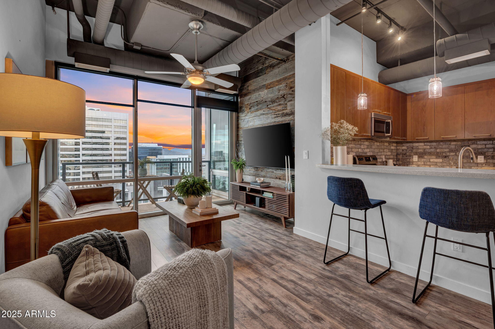 1 E LEXINGTON Avenue, 1001