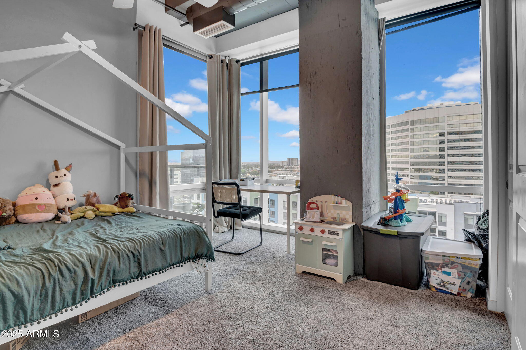 1 E LEXINGTON Avenue, 1001