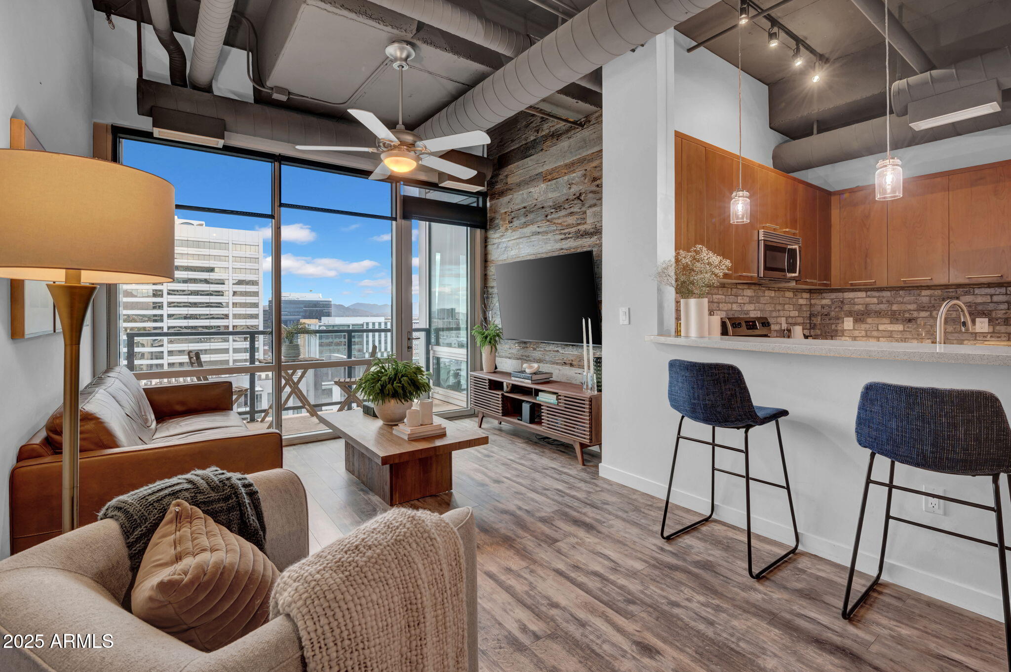 1 E LEXINGTON Avenue, 1001