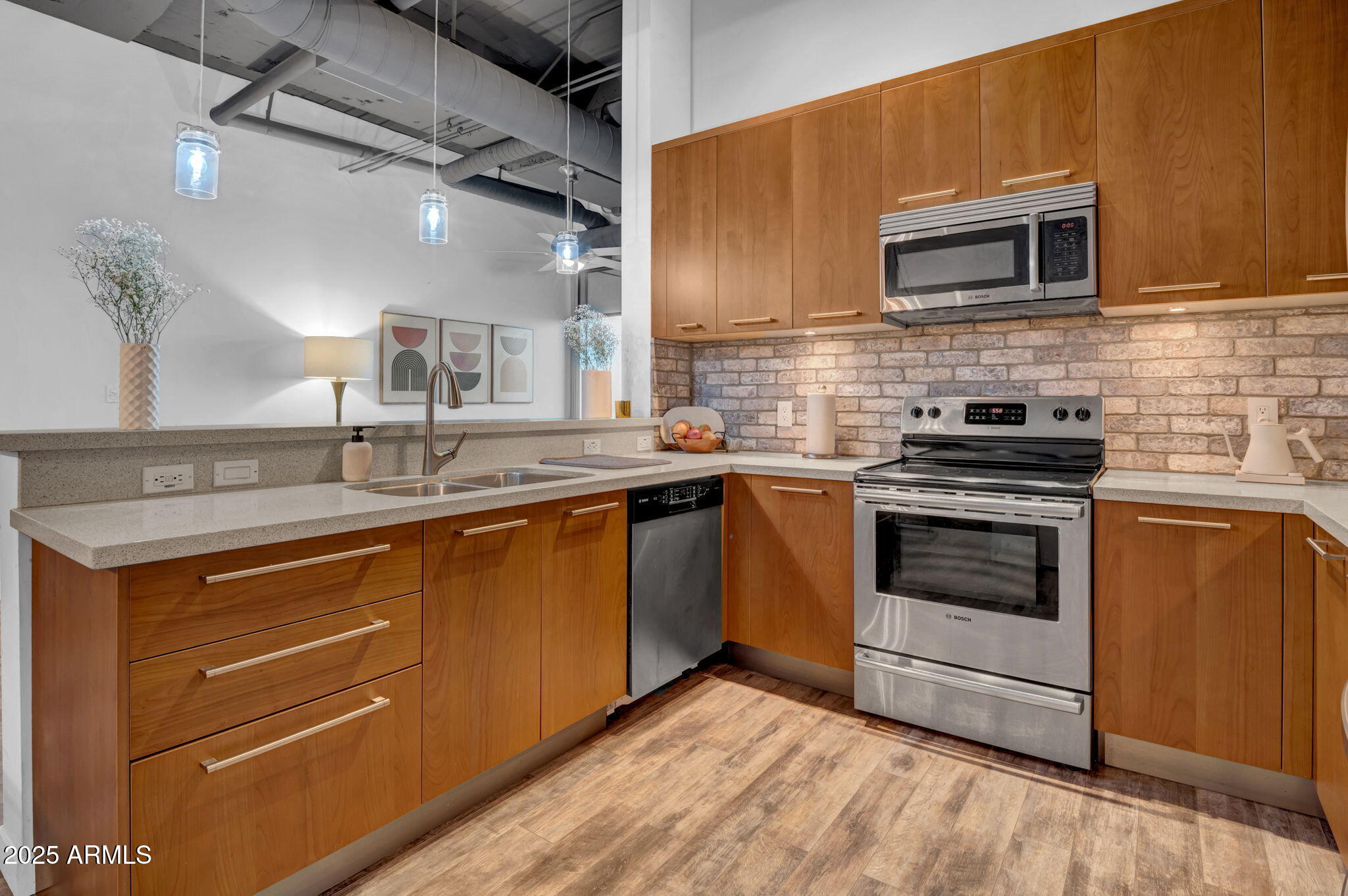 1 E LEXINGTON Avenue, 1001