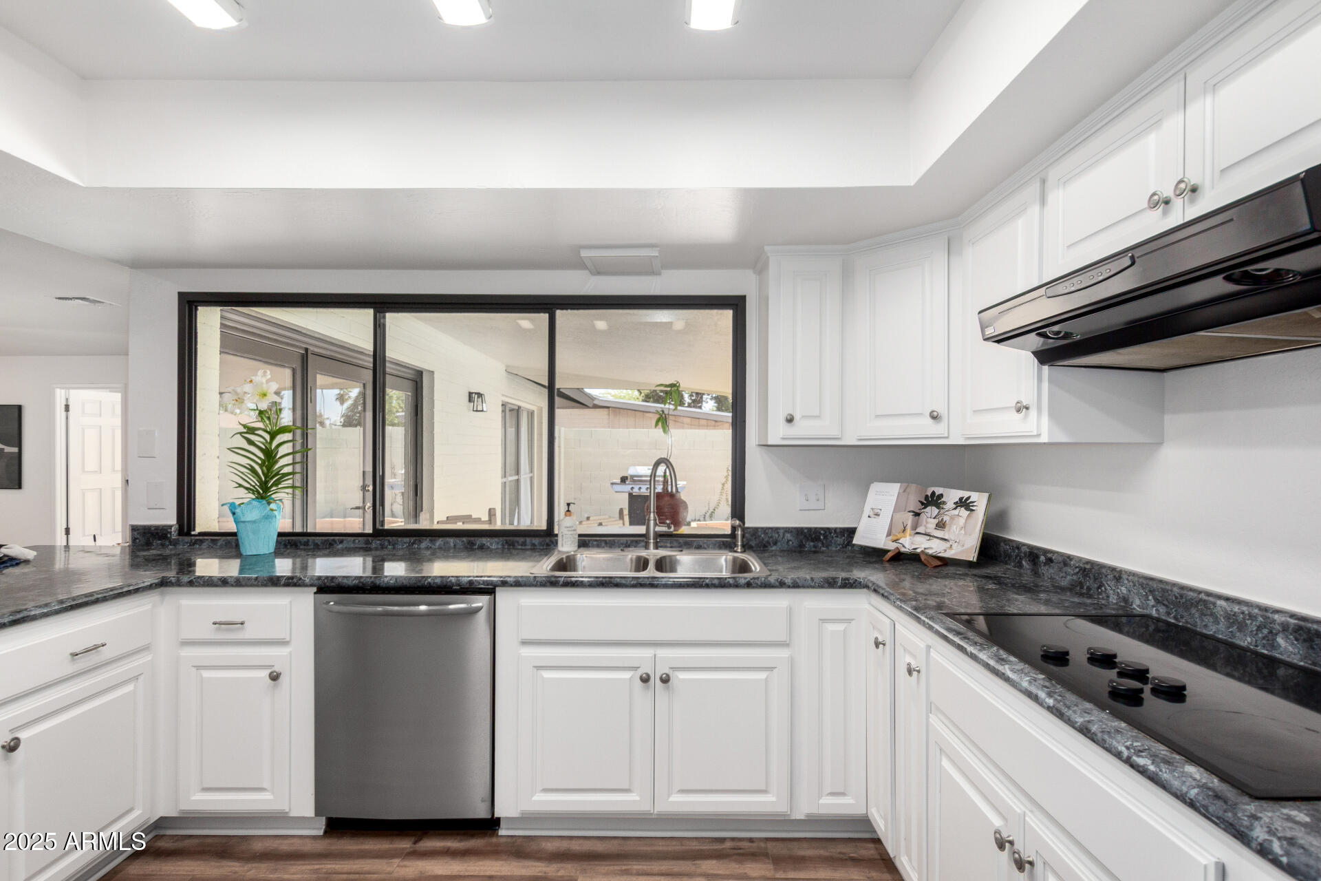 624 E LAGUNA Drive