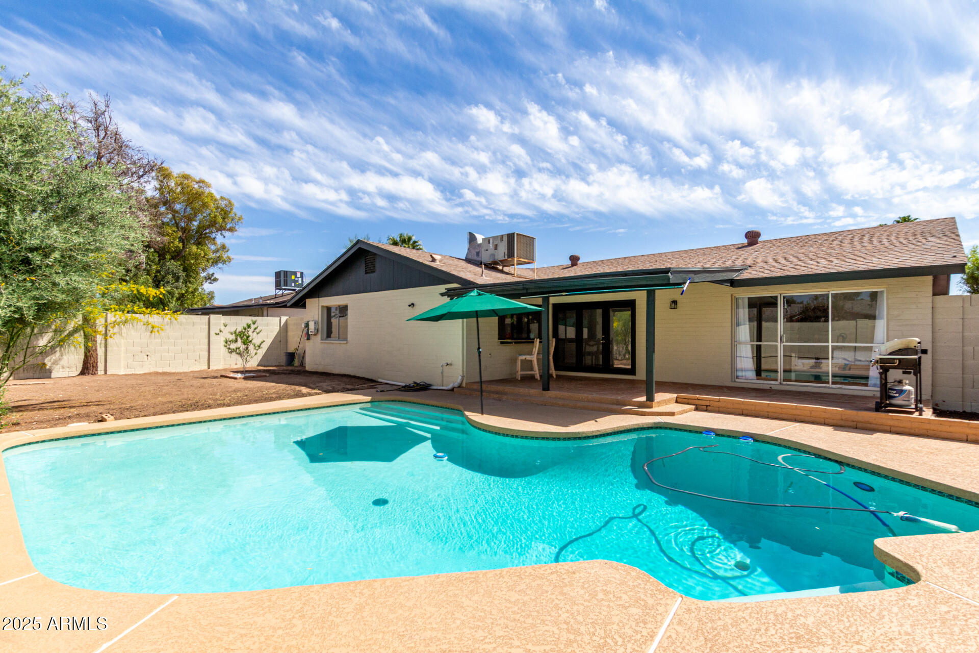 624 E LAGUNA Drive