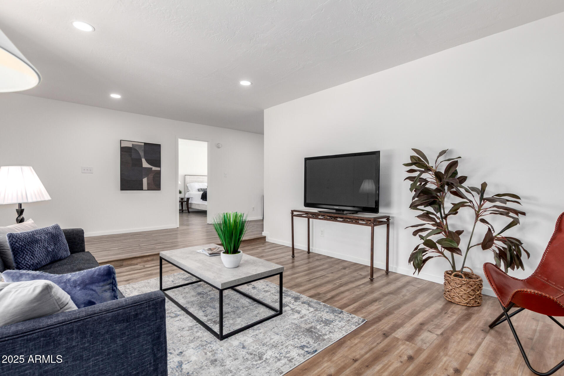 624 E LAGUNA Drive