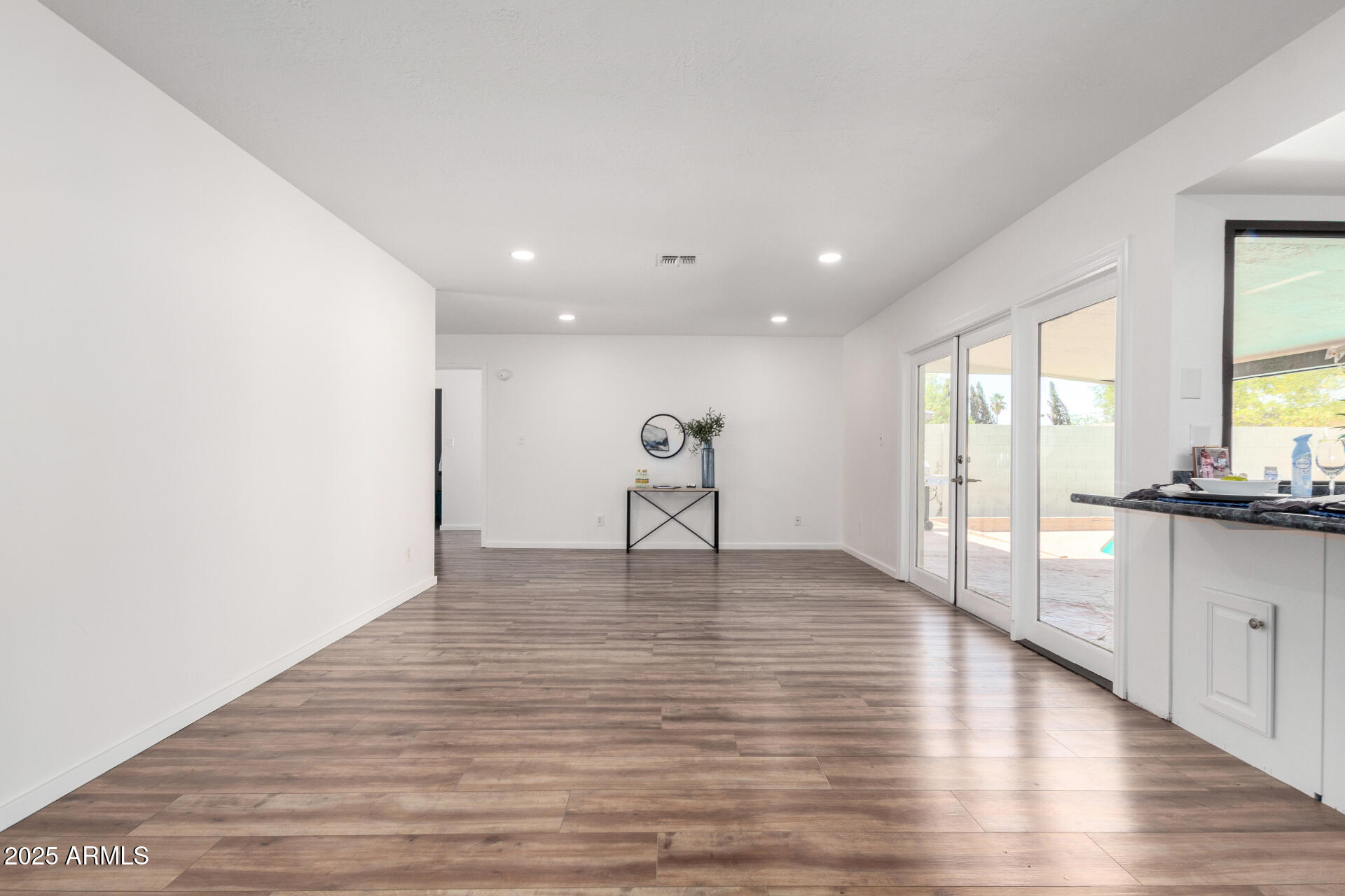 624 E LAGUNA Drive
