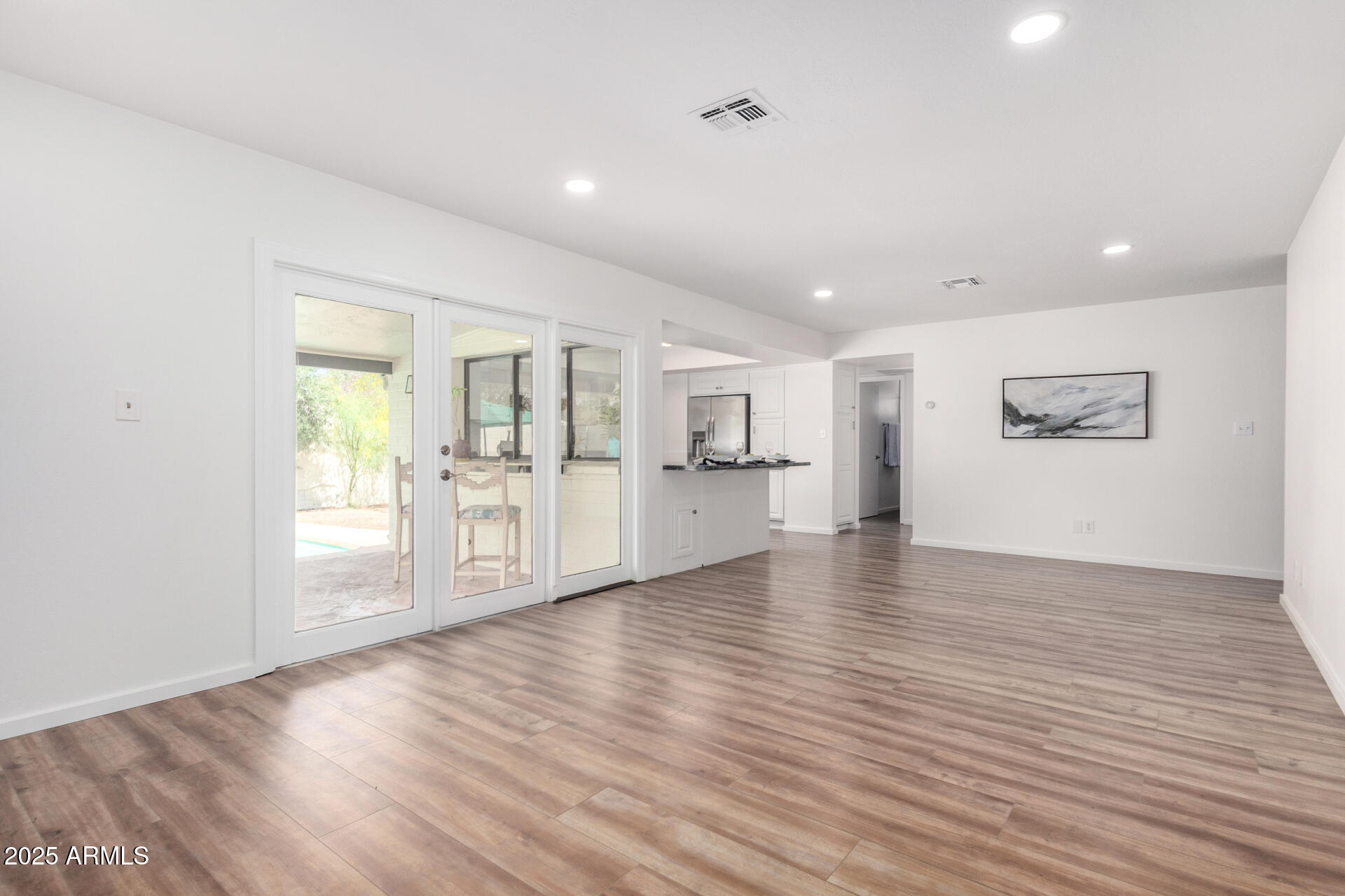 624 E LAGUNA Drive