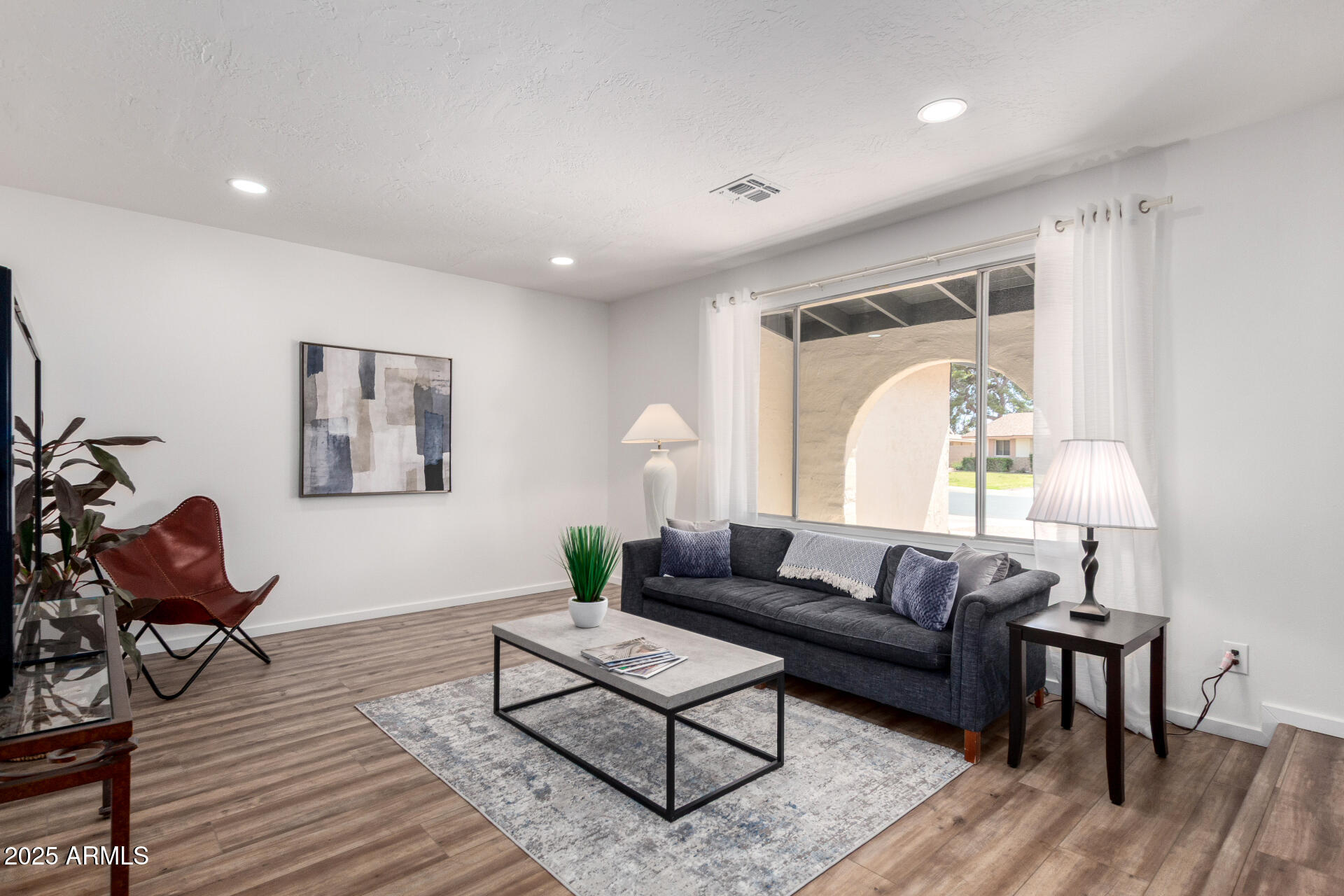 624 E LAGUNA Drive